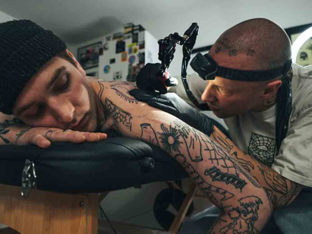 Geschichten auf der Haut: Doku Reihe »Flaesh – Tattookultur in Deutschland« ab 22. Juni 2023 in der ARD Mediathek