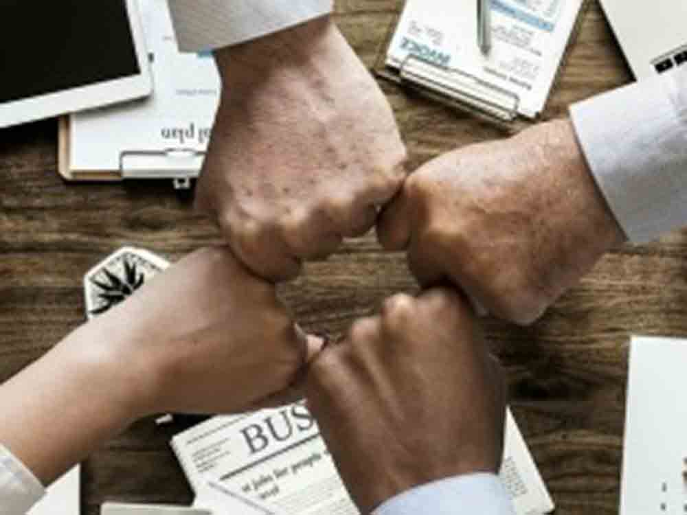 Verbündete Vorstände halten erfolglose CEOs, mächtige Teilgruppen können Entscheidungen auf höchster Ebene oft zu ihren Gunsten drehen Verbündete Vorstände halten erfolglose CEOs, mächtige Teilgruppen können Entscheidungen auf höchster Ebene oft zu ihren Gunsten drehen