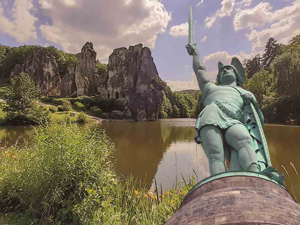 Zusätzliche Führungen an den Externsteinen in den Sommerferien 2023, reguläre Führungen an Externsteinen und Hermannsdenkmal können auch genutzt werden Zusätzliche Führungen an den Externsteinen in den Sommerferien 2023, reguläre Führungen an Externsteinen und Hermannsdenkmal können auch genutzt werden