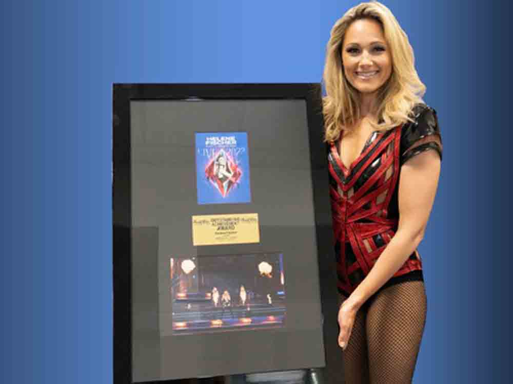 Helene Fischer versteigert ihren Award für kranke Kinder, bei United Charity können Fans für den guten Zweck auf das einmalige Sammlerstück bieten Helene Fischer versteigert ihren Award für kranke Kinder, bei United Charity können Fans für den guten Zweck auf das einmalige Sammlerstück bieten