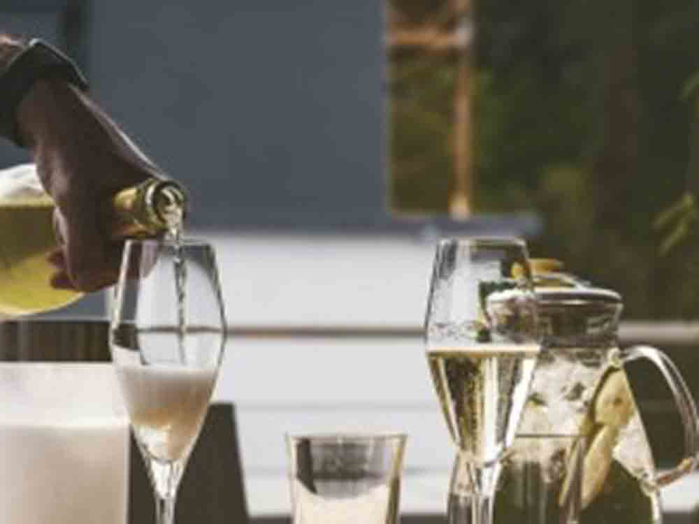 Flaschengröße entscheidet, ob Champagner perlt, je größer das Volumen, desto länger halten sich die Perlen, CO2 Gehalt nimmt mit dem Alter ab Flaschengröße entscheidet, ob Champagner perlt, je größer das Volumen, desto länger halten sich die Perlen, CO2 Gehalt nimmt mit dem Alter ab