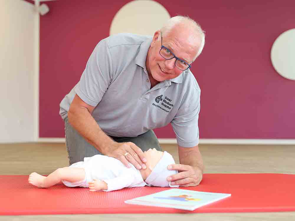 Damit im Notfall jeder Handgriff sitzt, Kurs für Erste Hilfe am Kind am Sankt Elisabeth Hospital Gütersloh, 12. August 2023 Damit im Notfall jeder Handgriff sitzt, Kurs für Erste Hilfe am Kind am Sankt Elisabeth Hospital Gütersloh, 12. August 2023