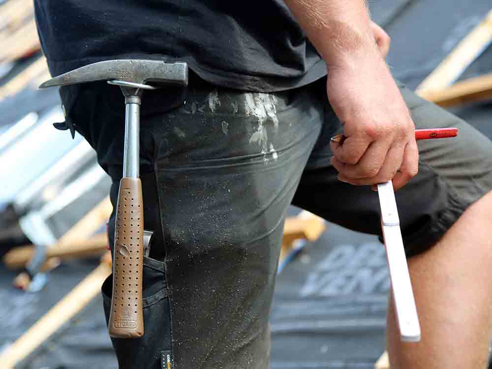 Gütersloh gegen das »Lohntüten Loch« in der Krise, 630 Dachdecker profitieren ab sofort von der Inflationsausgleichsprämie Gütersloh gegen das »Lohntüten Loch« in der Krise, 630 Dachdecker profitieren ab sofort von der Inflationsausgleichsprämie