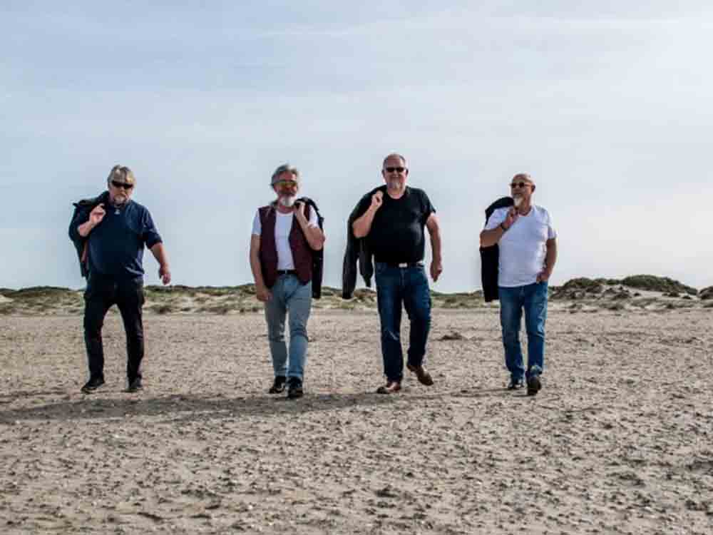 100 Prozent Küstenrock mit »Nordward Ho« im Kurhausgarten Warnemünde, Meersebrise Konzert am 23. Juli 2023 100 Prozent Küstenrock mit »Nordward Ho« im Kurhausgarten Warnemünde, Meersebrise Konzert am 23. Juli 2023