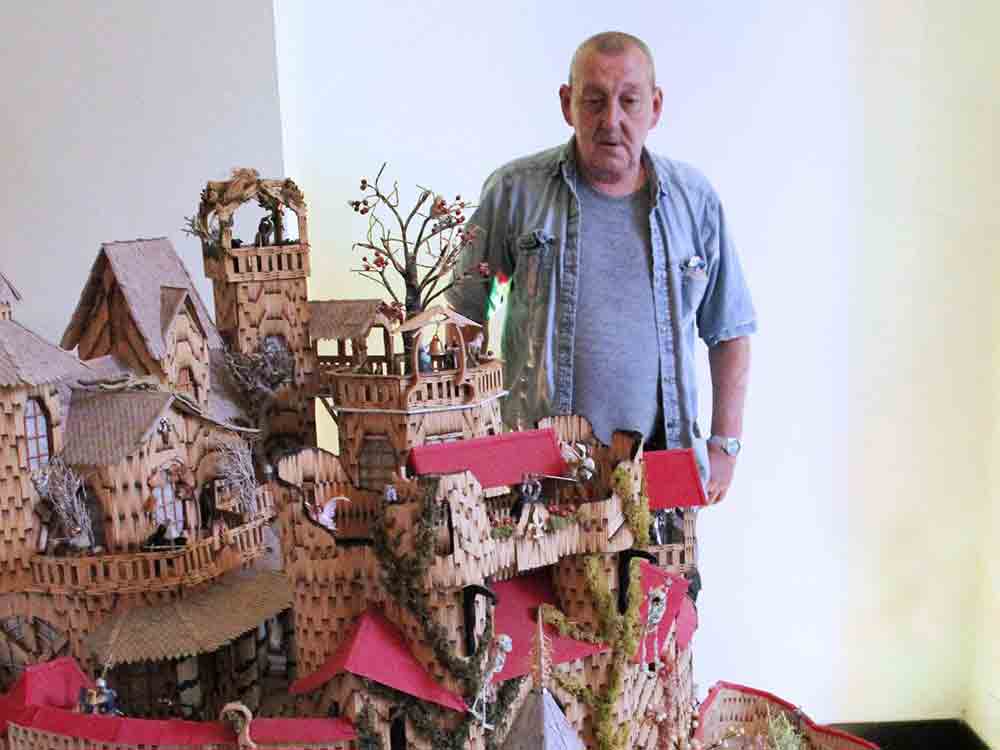 Mittelalterburg aus 90.000 Streichhölzern, Ausstellung in der LWL Klinik Lengerich Mittelalterburg aus 90.000 Streichhölzern, Ausstellung in der LWL Klinik Lengerich