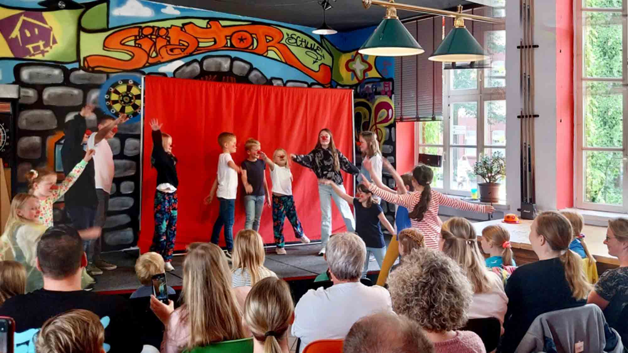 Rietberg: Kinder haben ausreichend zu Lachen, Theaterprojekt der offenen Jugendarbeit ein toller Erfolg Rietberg: Kinder haben ausreichend zu Lachen, Theaterprojekt der offenen Jugendarbeit ein toller Erfolg