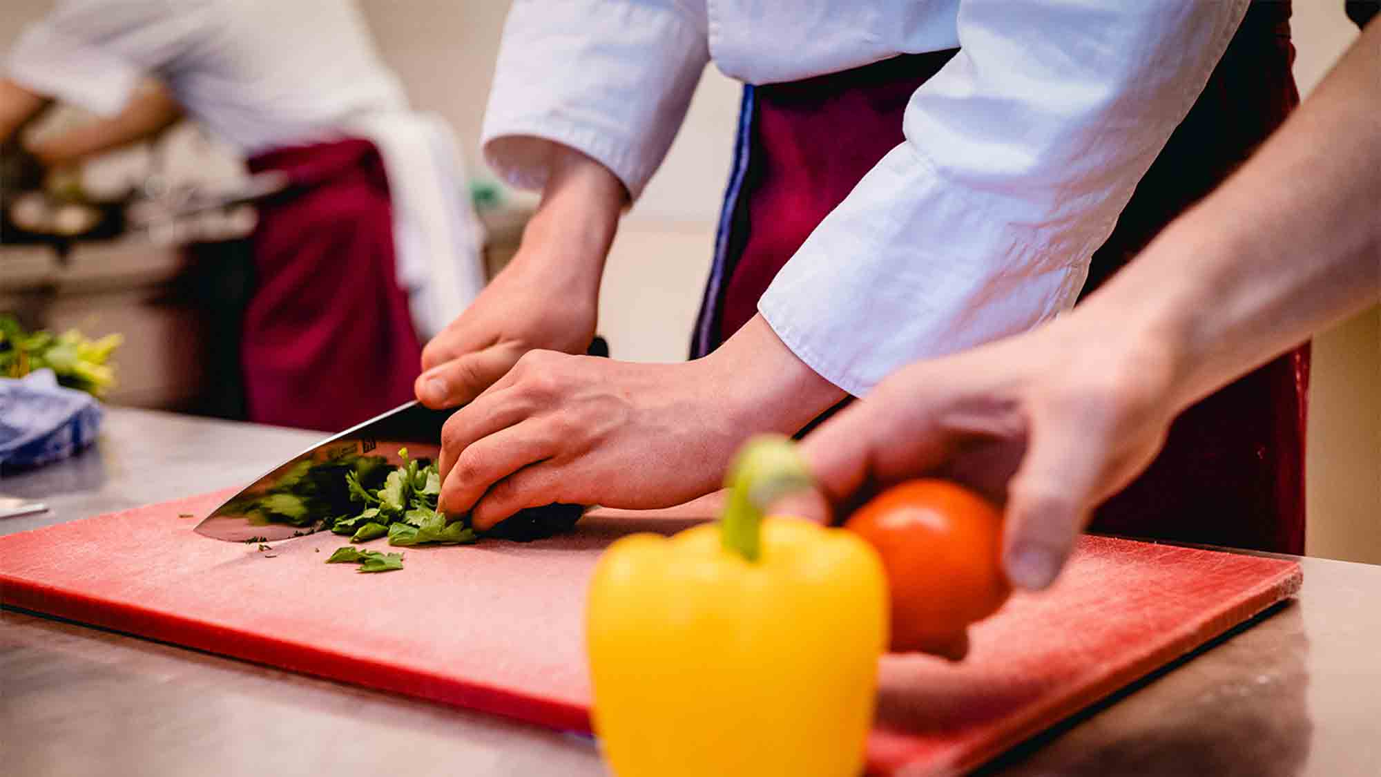 Gastro Profis sollen künftig &raquo;Start Lohn&laquo; von 3.000 Euro bekommen, &raquo;Küchen Alarm&laquo;, Profis am Herd dringend gesucht: Kreis Gütersloh bietet 53 Jobs in Gastro Küchen