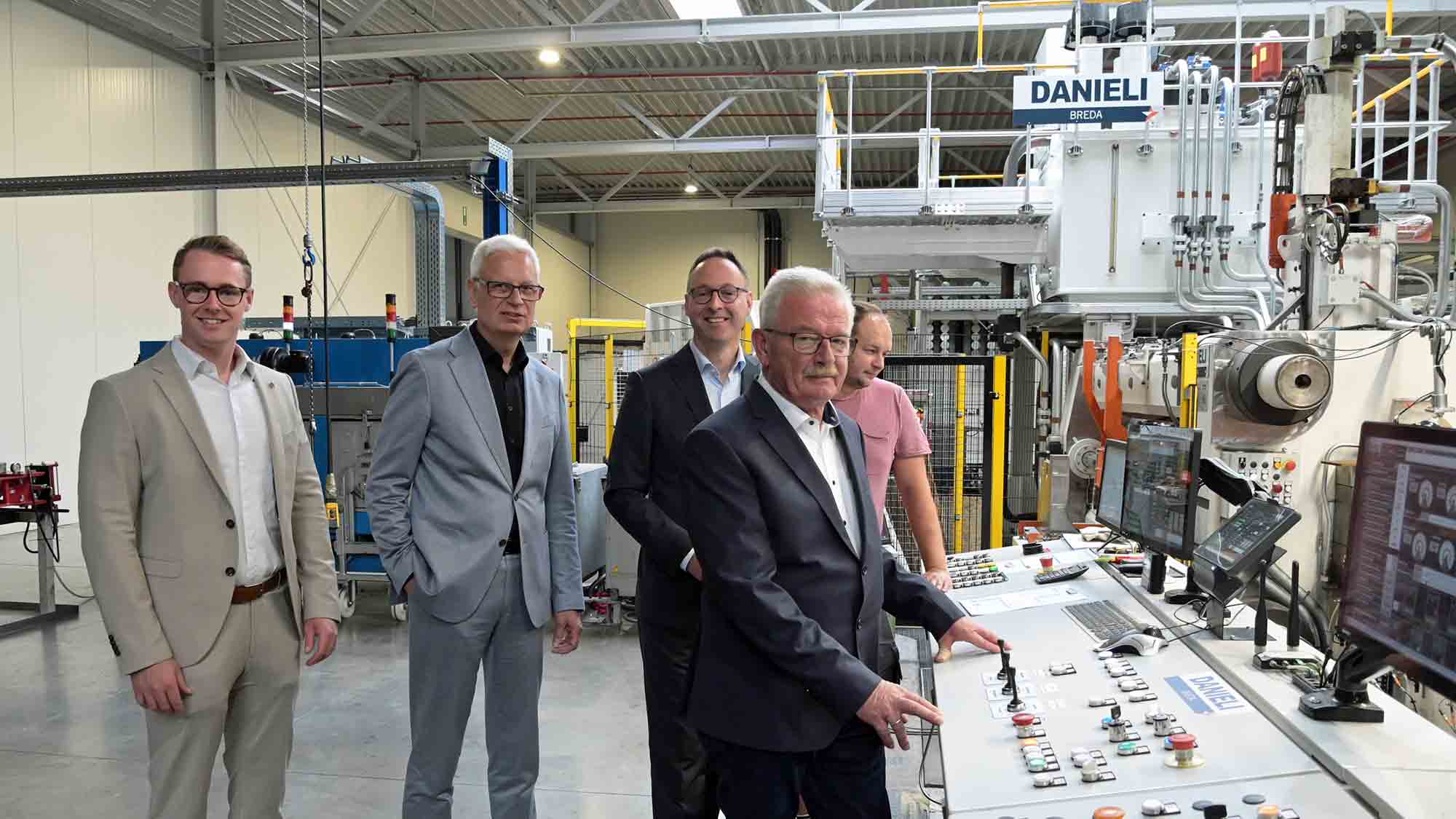 Nielsen Design GmbH investiert 10 Millionen Euro, modernste Strangpresse Europas steht in Rheda Wiedenbrück Nielsen Design GmbH investiert 10 Millionen Euro, modernste Strangpresse Europas steht in Rheda Wiedenbrück