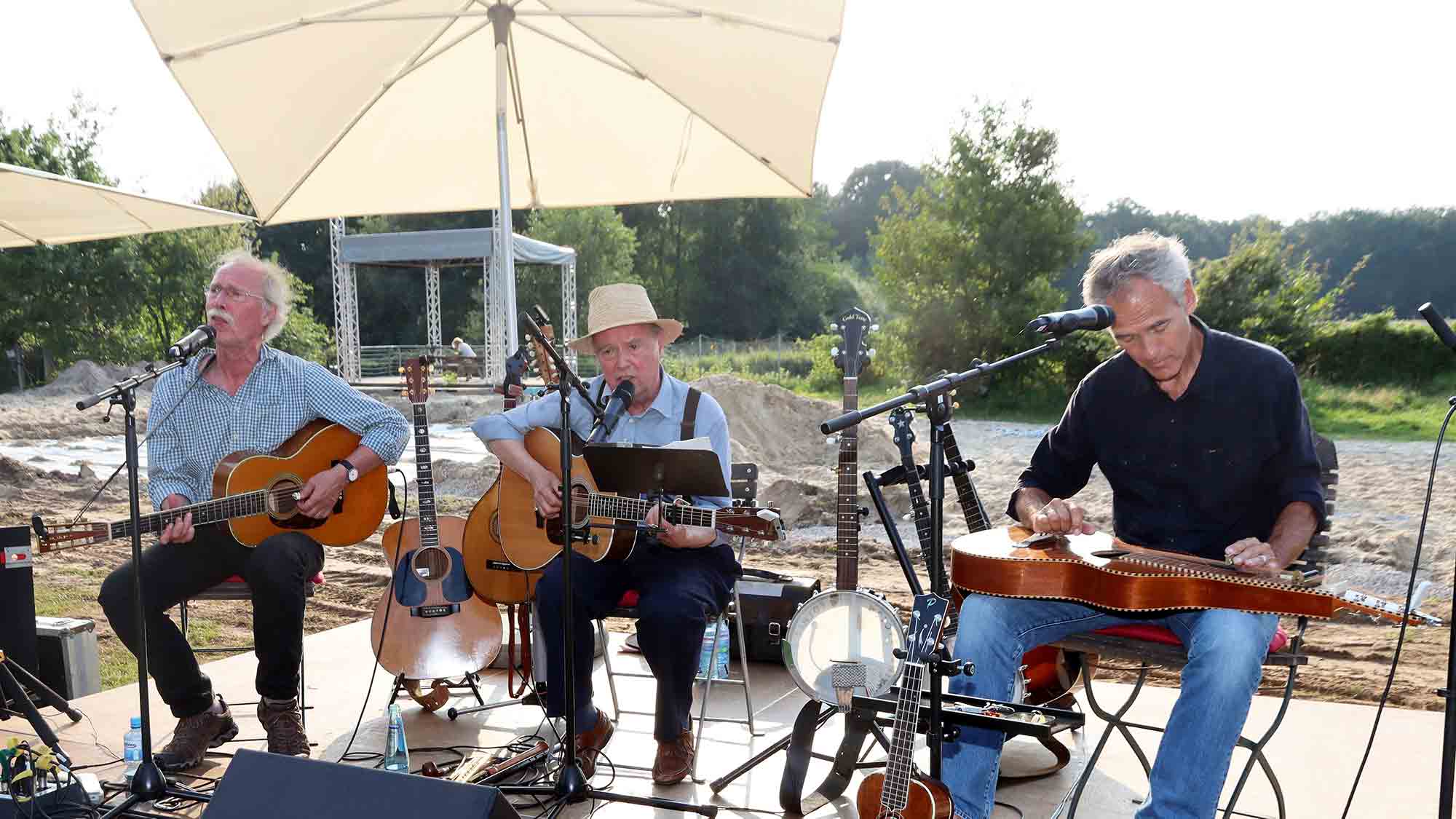 Aus Husum via Hallig Oland übern großen Teich – das »Dragseth Trio« bei der Gütsler Weltstadtmusik 2023 im Wapelbad Aus Husum via Hallig Oland übern großen Teich – das »Dragseth Trio« bei der Gütsler Weltstadtmusik 2023 im Wapelbad