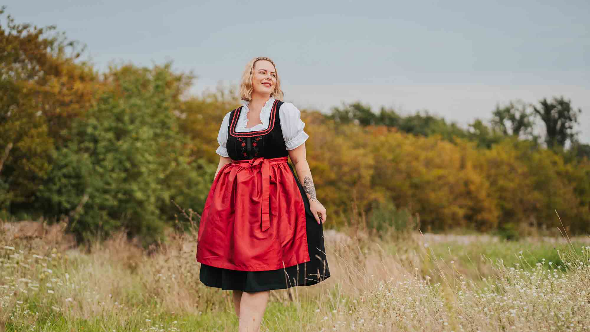 Sheego, Dirndl für kurvige Frauen – eine Tracht für jeden Anlass und jede Figur Sheego, Dirndl für kurvige Frauen – eine Tracht für jeden Anlass und jede Figur