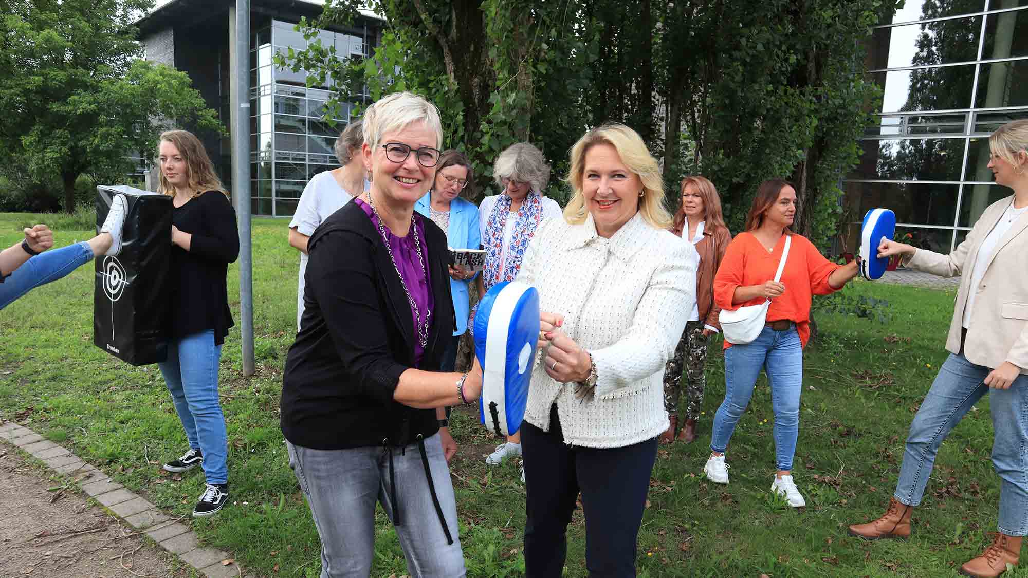 Gütersloh: Selbstbehauptung und Selbstverteidigung für Frauen, Wendo Kurse für #Frauen in #Präsenz und #online Gütersloh: Selbstbehauptung und Selbstverteidigung für Frauen, Wendo Kurse für #Frauen in #Präsenz und #online