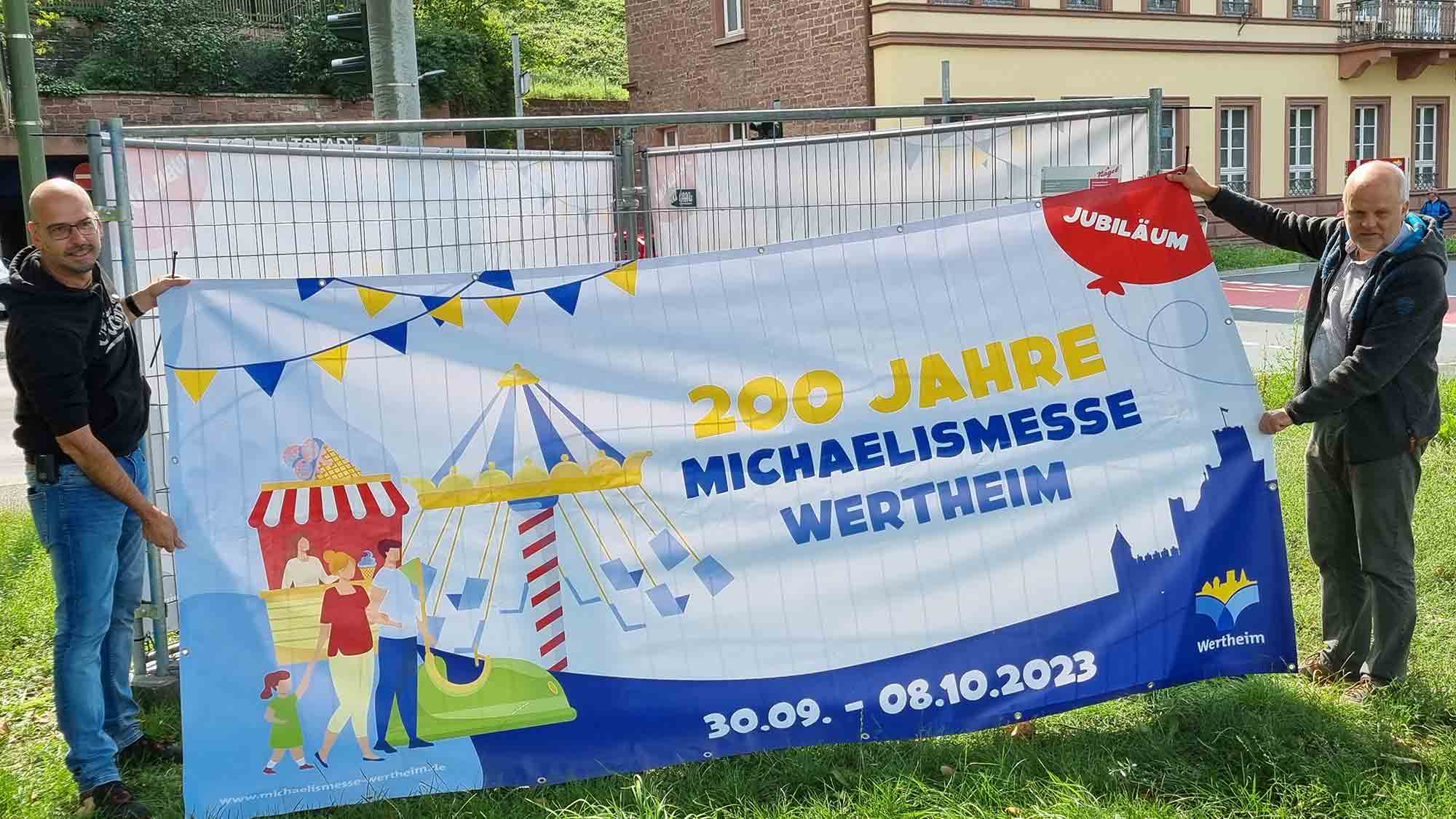 Wertheim: bunte Banner als Blickfang für die Michaelismesse, zum Jubiläum Werbung im neuen, frischen Design, 30. September bis 8. Oktober 2023 Wertheim: bunte Banner als Blickfang für die Michaelismesse, zum Jubiläum Werbung im neuen, frischen Design, 30. September bis 8. Oktober 2023