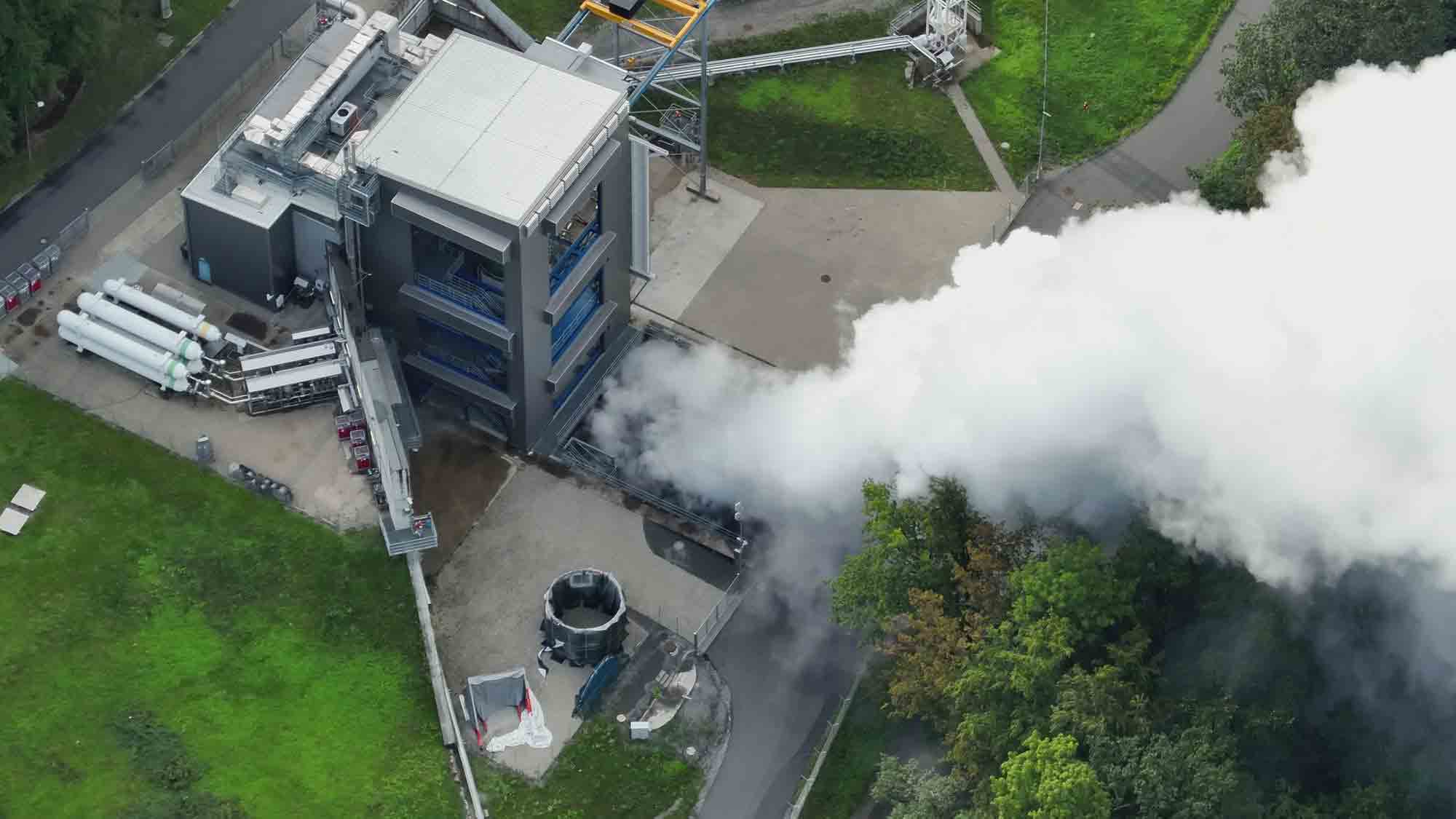DLR und Ariane Group erreichen nächsten Meilenstein für Trägerrakete Ariane 6: Heißlauftest für Ariane 6 Oberstufe ebnet Weg zum Erststart DLR und Ariane Group erreichen nächsten Meilenstein für Trägerrakete Ariane 6: Heißlauftest für Ariane 6 Oberstufe ebnet Weg zum Erststart