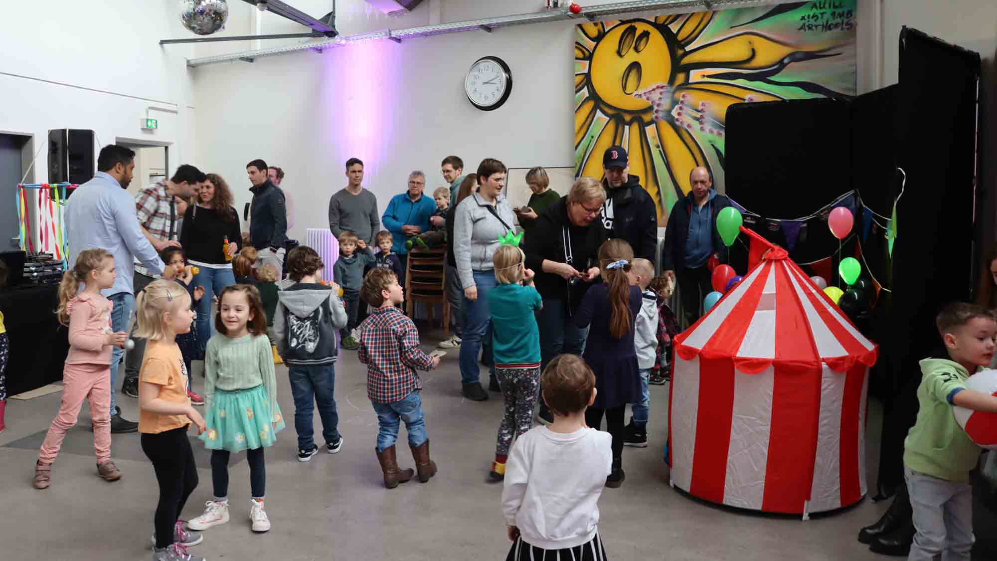 Weberei Gütersloh, Kinderdisco im Bürgerkiez, Spiel, Spaß und Disco für die Kleinsten: Weberei lädt zum Kids Club am 16. September 2023 Weberei Gütersloh, Kinderdisco im Bürgerkiez, Spiel, Spaß und Disco für die Kleinsten: Weberei lädt zum Kids Club am 16. September 2023