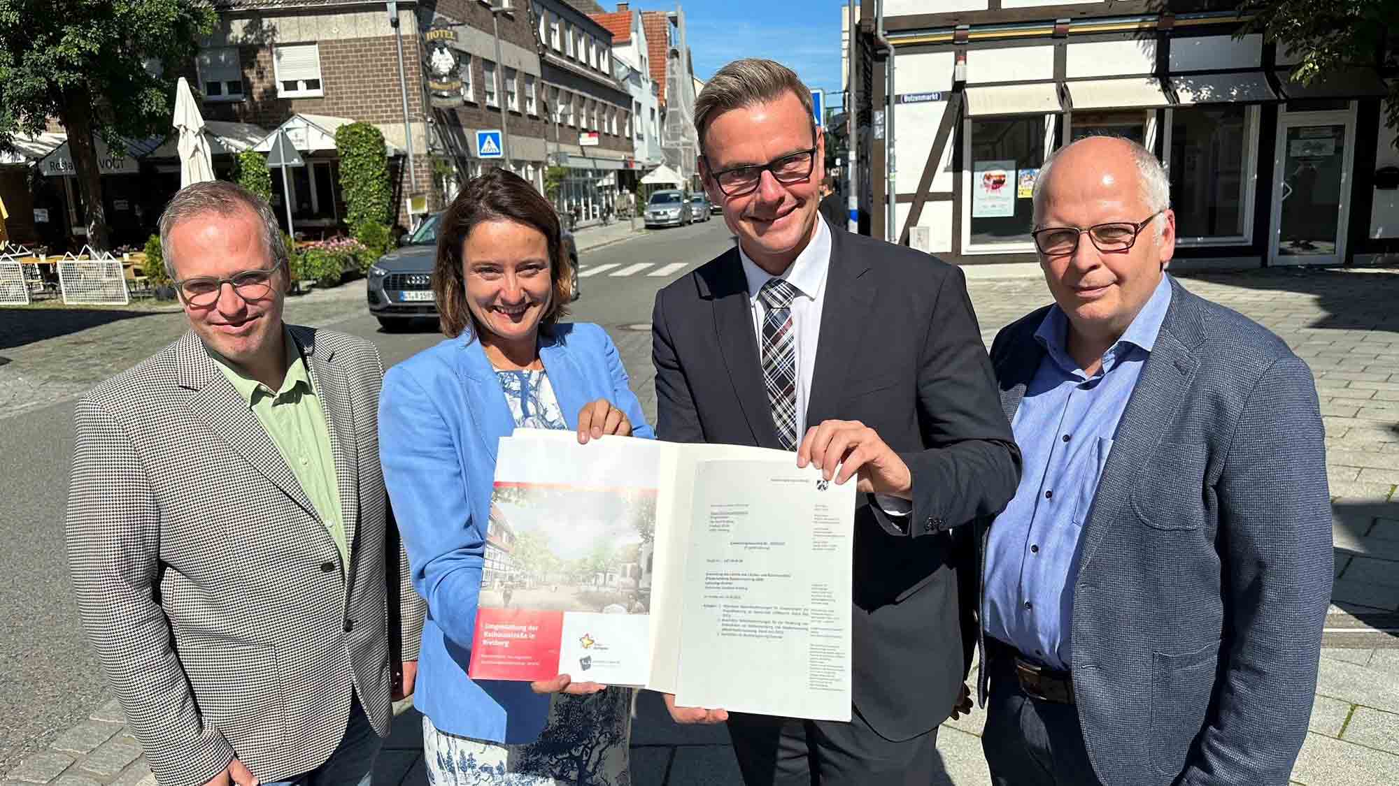 Rietberg: Regierungspräsidentin übergibt Millionen Bescheid, Landesmittel für Umgestaltung der Rathausstraße Rietberg: Regierungspräsidentin übergibt Millionen Bescheid, Landesmittel für Umgestaltung der Rathausstraße