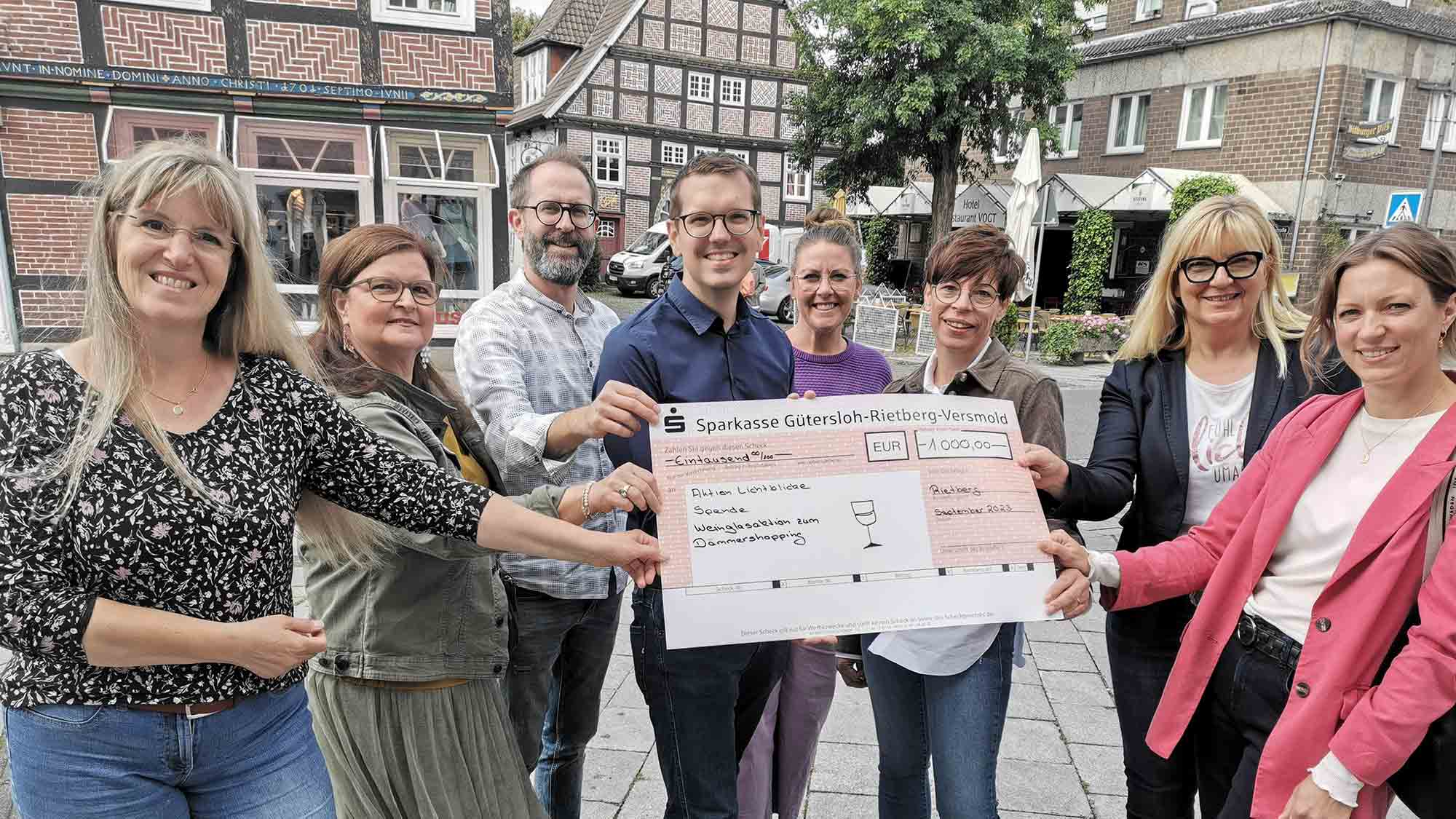 Rietberg: Weingenuss für den guten Zweck, Dämmershopping bringt 1.000 Euro für Aktion Lichtblicke Rietberg: Weingenuss für den guten Zweck, Dämmershopping bringt 1.000 Euro für Aktion Lichtblicke