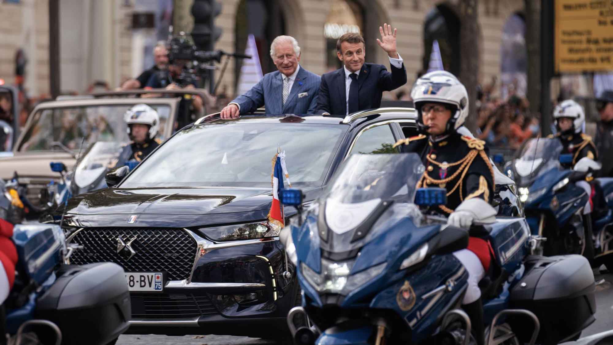 König Charles und Königin Camilla auf Staatsbesuch in Frankreich: im DS 7 von Präsident Macron bei der Parade in Paris König Charles und Königin Camilla auf Staatsbesuch in Frankreich: im DS 7 von Präsident Macron bei der Parade in Paris
