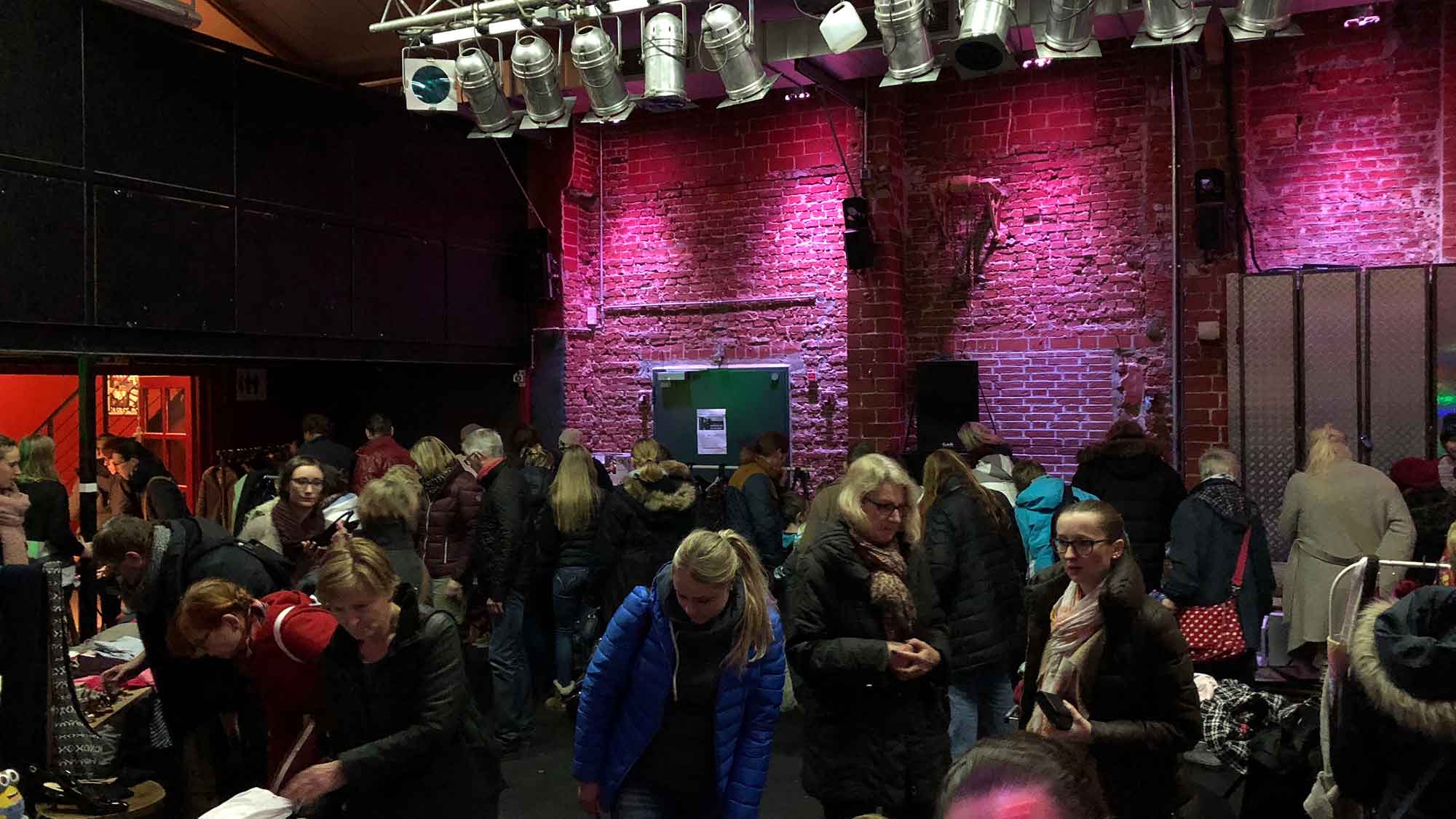 Weberei Gütersloh, abendlicher Trödelmarkt, Indoor Saison eröffnet: Kiezklüngel wird zum Nachtflohmarkt, 6. Oktober 2023 Weberei Gütersloh, abendlicher Trödelmarkt, Indoor Saison eröffnet: Kiezklüngel wird zum Nachtflohmarkt, 6. Oktober 2023