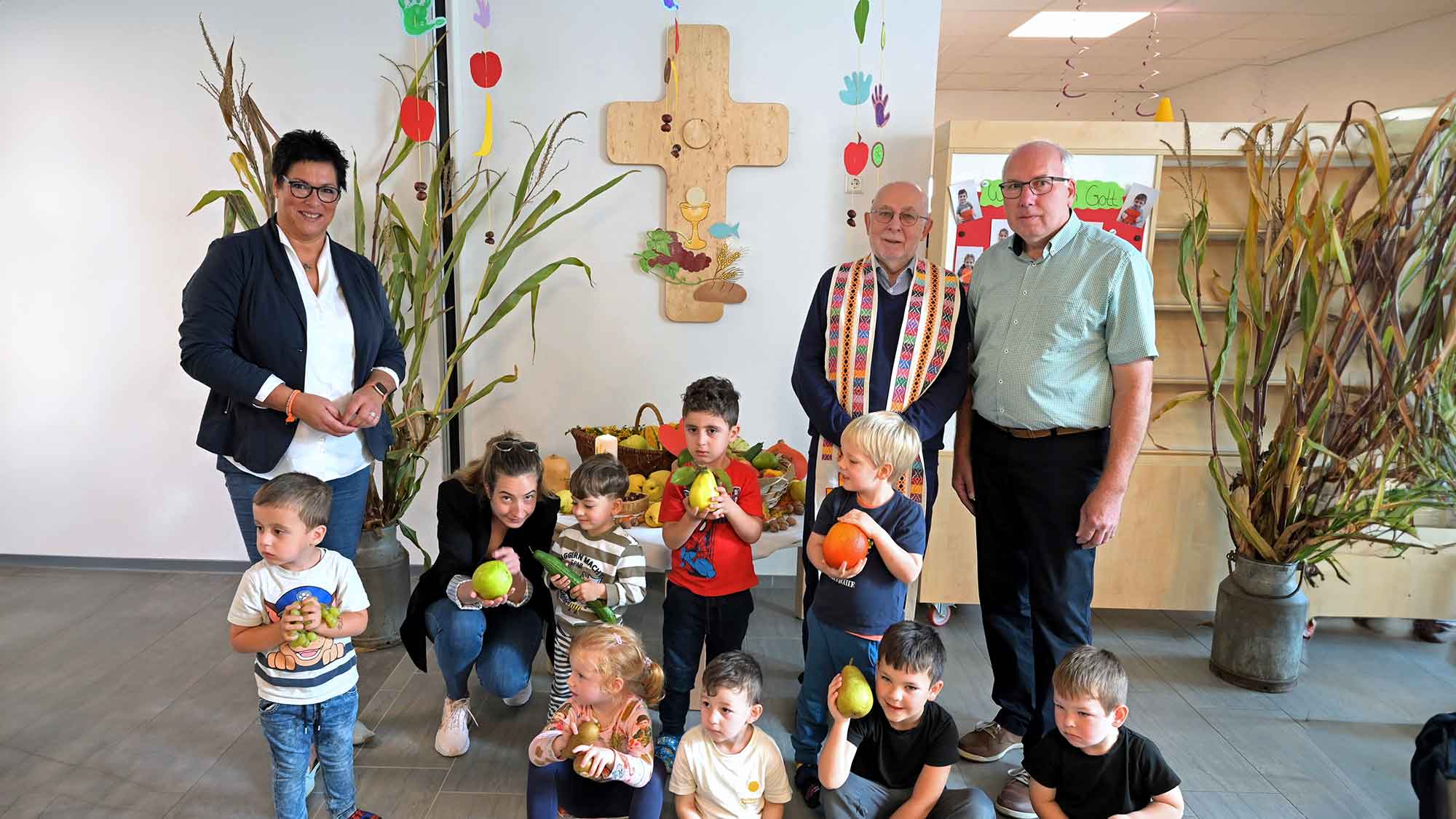 Kolpingsfamilie Rheda schenkt Kita Seliger Adolph Kolping modernes Kreuz für den Flur Kolpingsfamilie Rheda schenkt Kita Seliger Adolph Kolping modernes Kreuz für den Flur