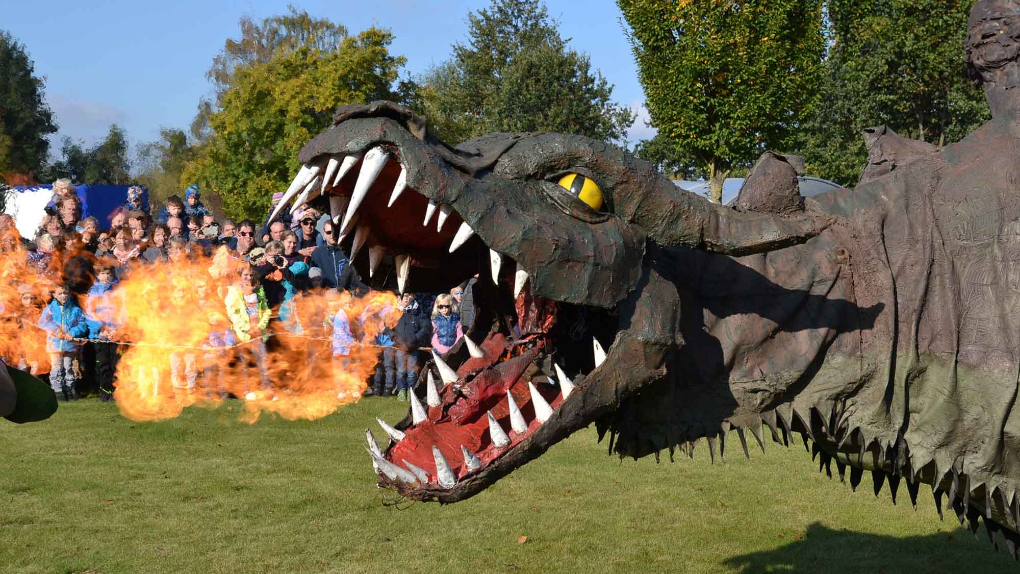 Rietberg: Drachenfest mit vier feurigen Fangdorn Shows, am 15. Oktober 2023 letztes Familienfest der Sommersaison Rietberg: Drachenfest mit vier feurigen Fangdorn Shows, am 15. Oktober 2023 letztes Familienfest der Sommersaison