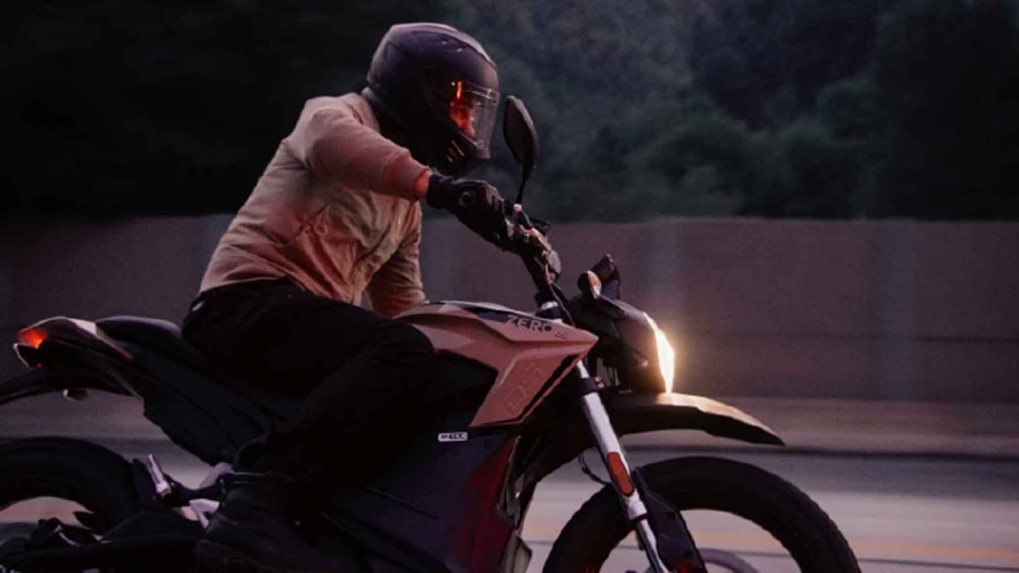Perfekt für Motorradeinsteiger: bis zu 800 Euro Führerscheinprämie beim Kauf eines Top Elektromotorrads von Zero Motorcycles Perfekt für Motorradeinsteiger: bis zu 800 Euro Führerscheinprämie beim Kauf eines Top Elektromotorrads von Zero Motorcycles