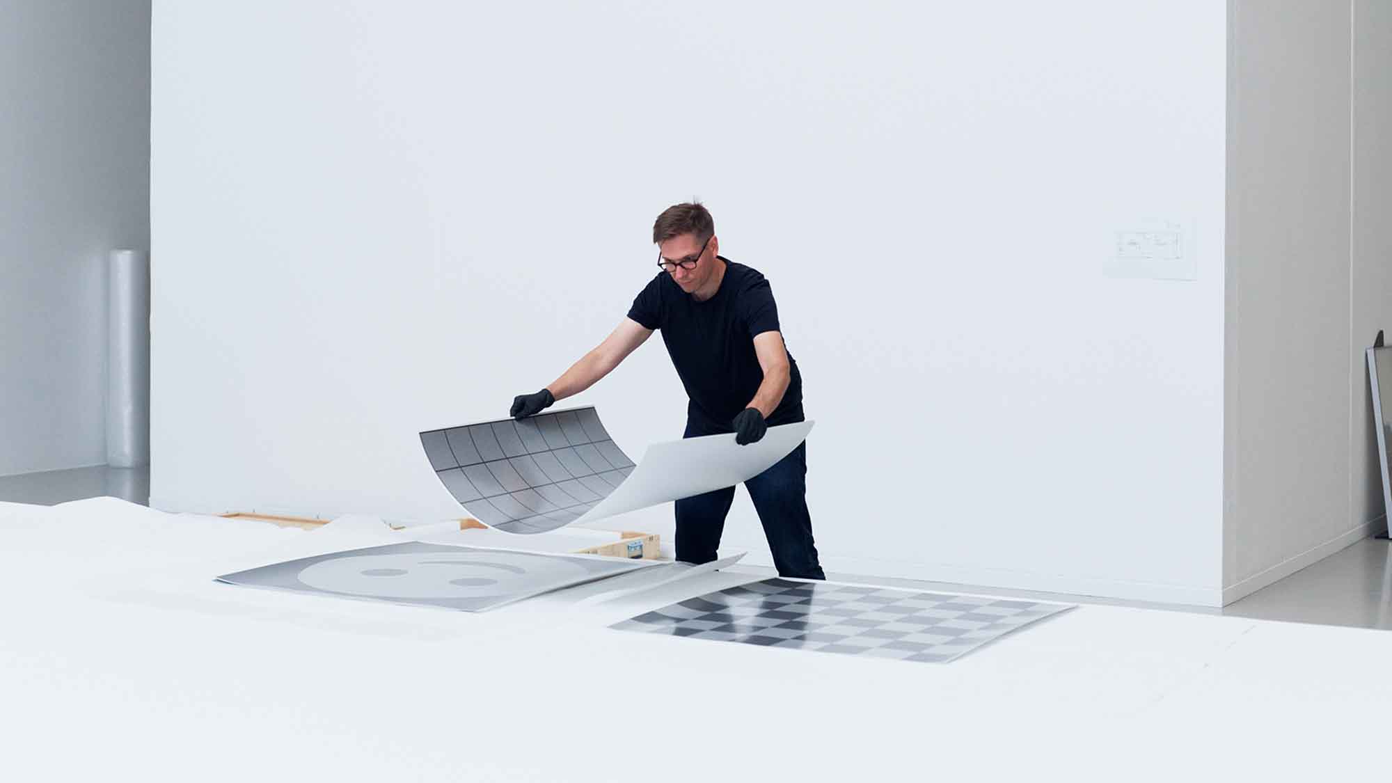 HSBI Prof. Adrian Sauer gewinnt »Spectrum« Preis für Fotografie – Ausstellung im Sprengel Museum HSBI Prof. Adrian Sauer gewinnt »Spectrum« Preis für Fotografie – Ausstellung im Sprengel Museum
