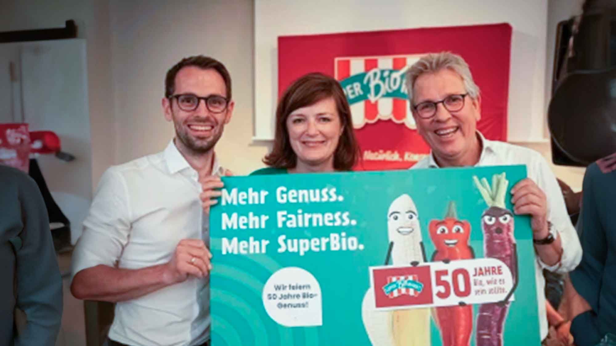 Kinderhilfsorganisation erhält großzügige Spende von »SuperBioMarkt« anlässlich seines 50. Jubiläums Kinderhilfsorganisation erhält großzügige Spende von »SuperBioMarkt« anlässlich seines 50. Jubiläums