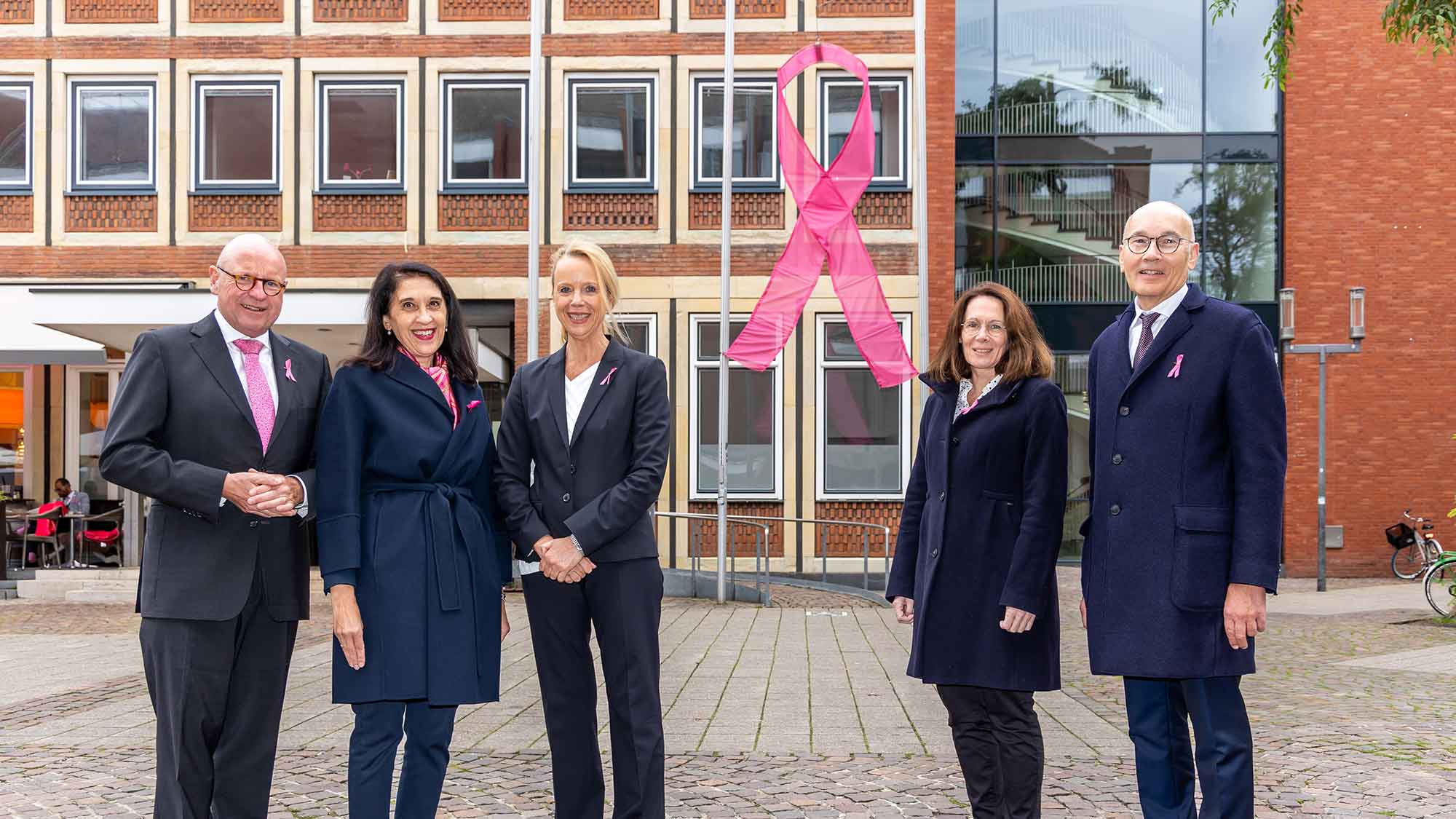 Münster: &raquo;Rosa Schleife&laquo; wirbt am Stadthaus für Früherkennung von Brustkrebs