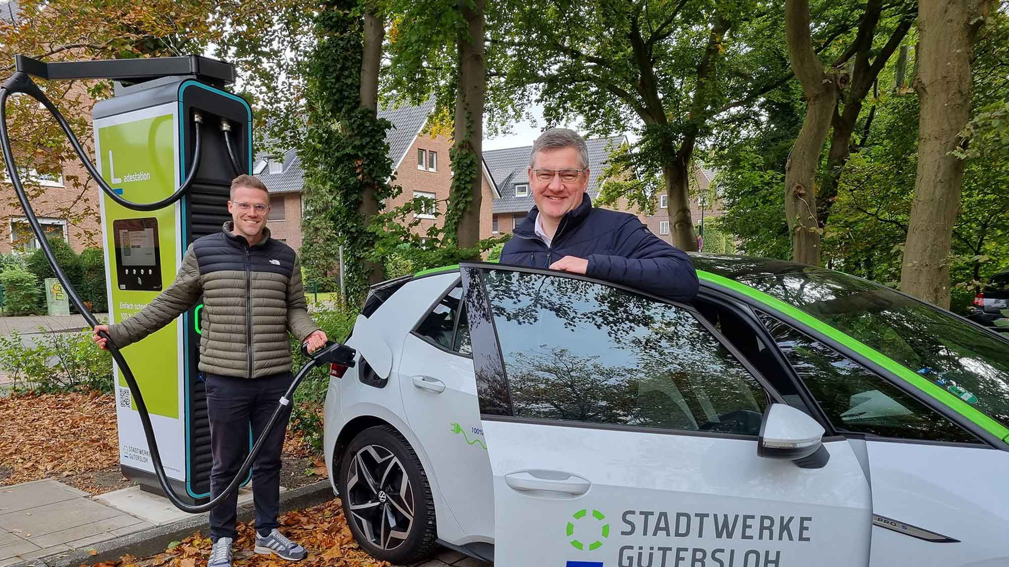 Elektromobilität für Gütersloh: Stadtwerke nehmen 4 Schnellladesäulen in Betrieb, Stromkunden tanken mit Rabatt