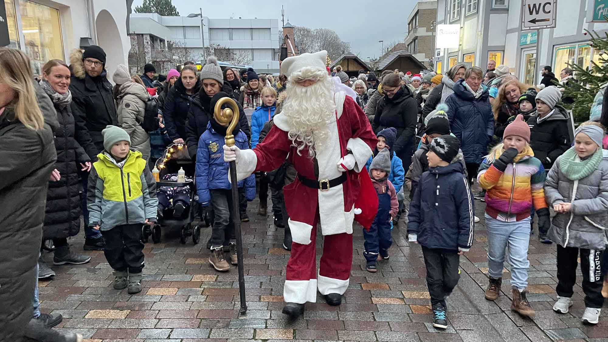 Nikolaus in Lemgo, Umzug mit Antonio Ugia vom Kanzlerbrunnen zur Lemgoer Winterwelt am 6. Dezember 2023 Nikolaus in Lemgo, Umzug mit Antonio Ugia vom Kanzlerbrunnen zur Lemgoer Winterwelt am 6. Dezember 2023
