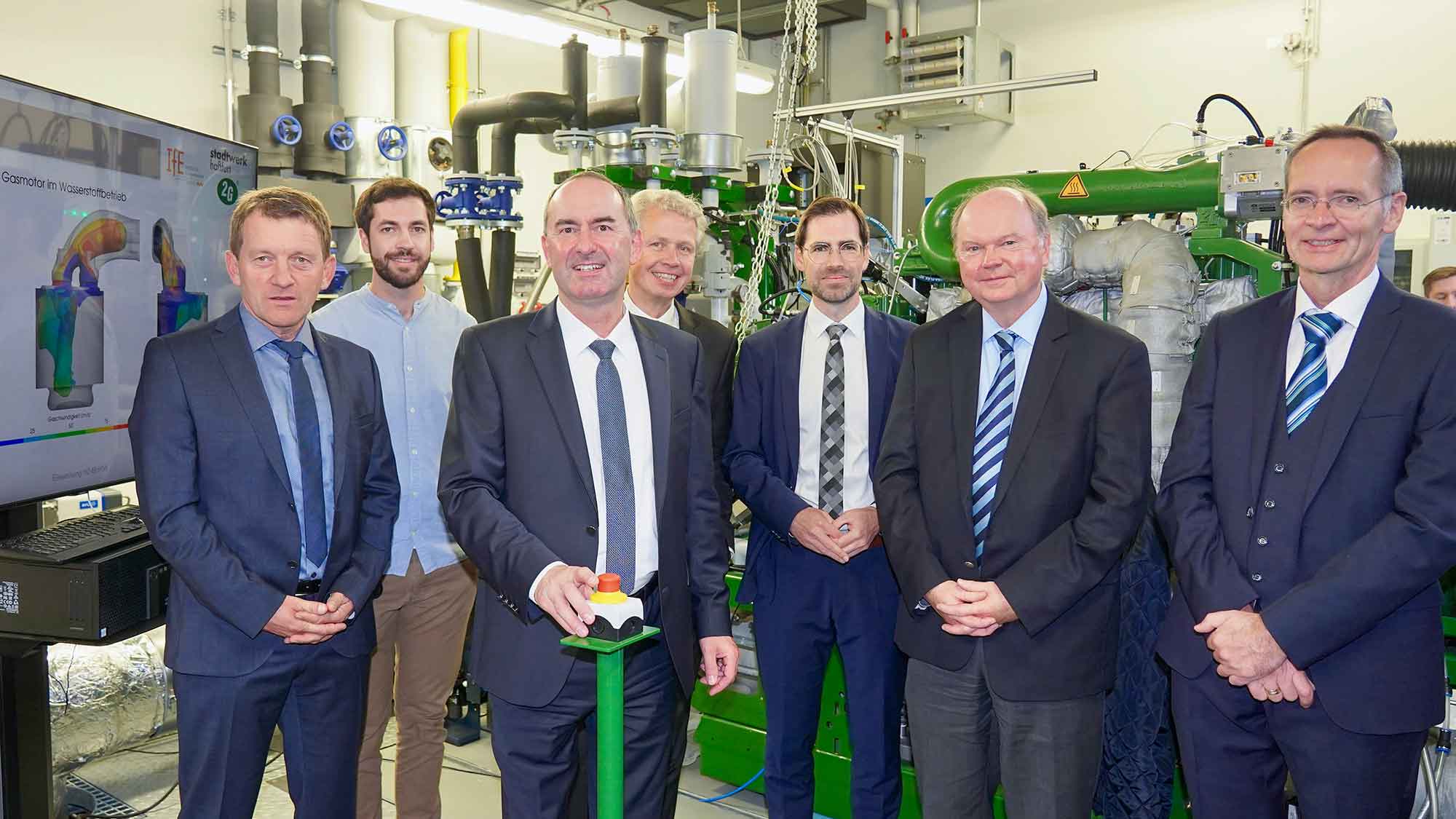 Emissionsfreie Zukunft: Wirtschaftsminister Hubert Aiwanger gibt Startschuss für Wasserstoff Blockheizkraftwerk Emissionsfreie Zukunft: Wirtschaftsminister Hubert Aiwanger gibt Startschuss für Wasserstoff Blockheizkraftwerk