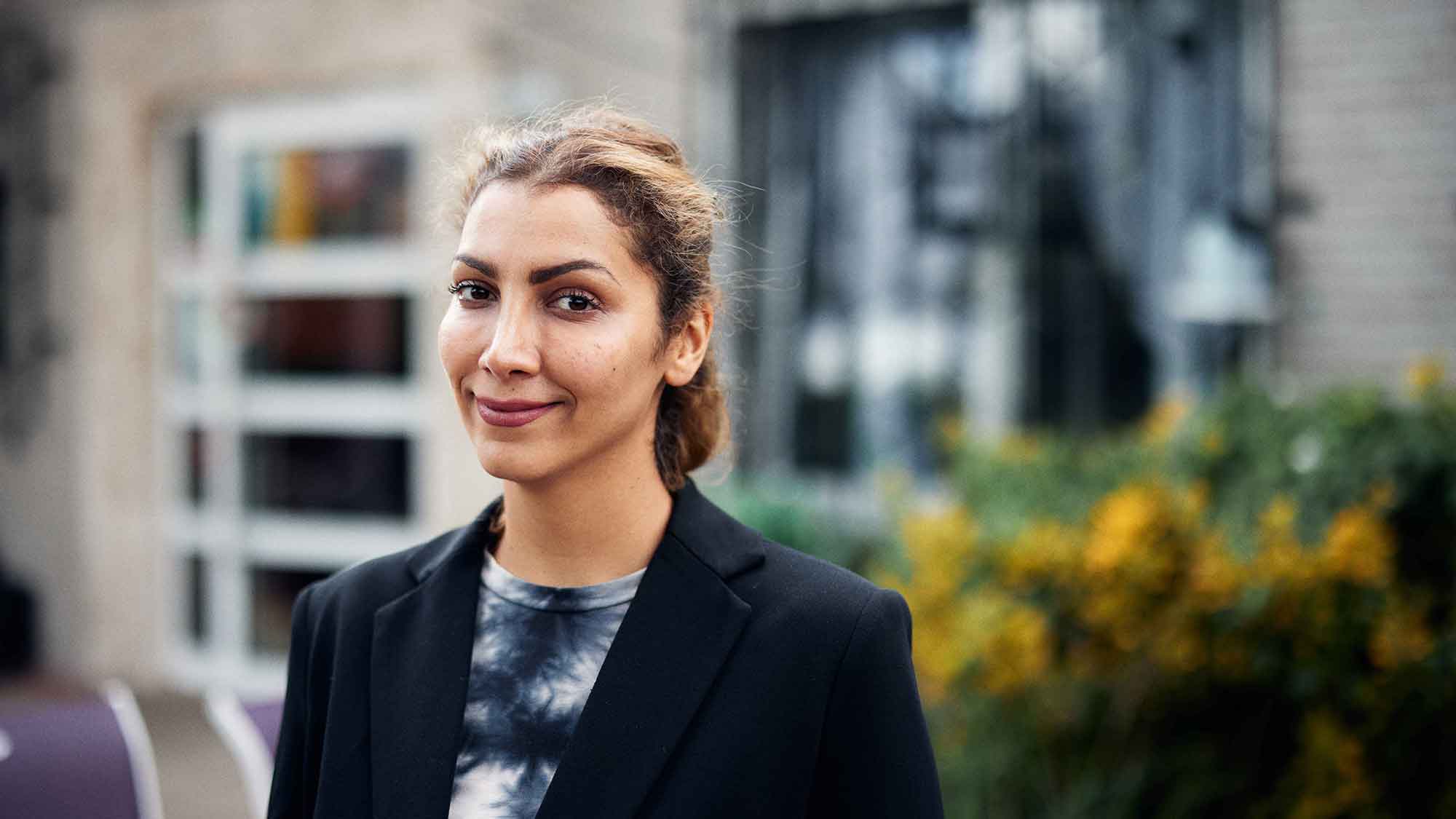 Hochschule Bielefeld (HSBI): Iranische Frauenrechtlerin, Buchautorin, Eventmanagerin – HSBI Alumna Maja Zakeri betreibt Kunstcafé Anar Hochschule Bielefeld (HSBI): Iranische Frauenrechtlerin, Buchautorin, Eventmanagerin – HSBI Alumna Maja Zakeri betreibt Kunstcafé Anar