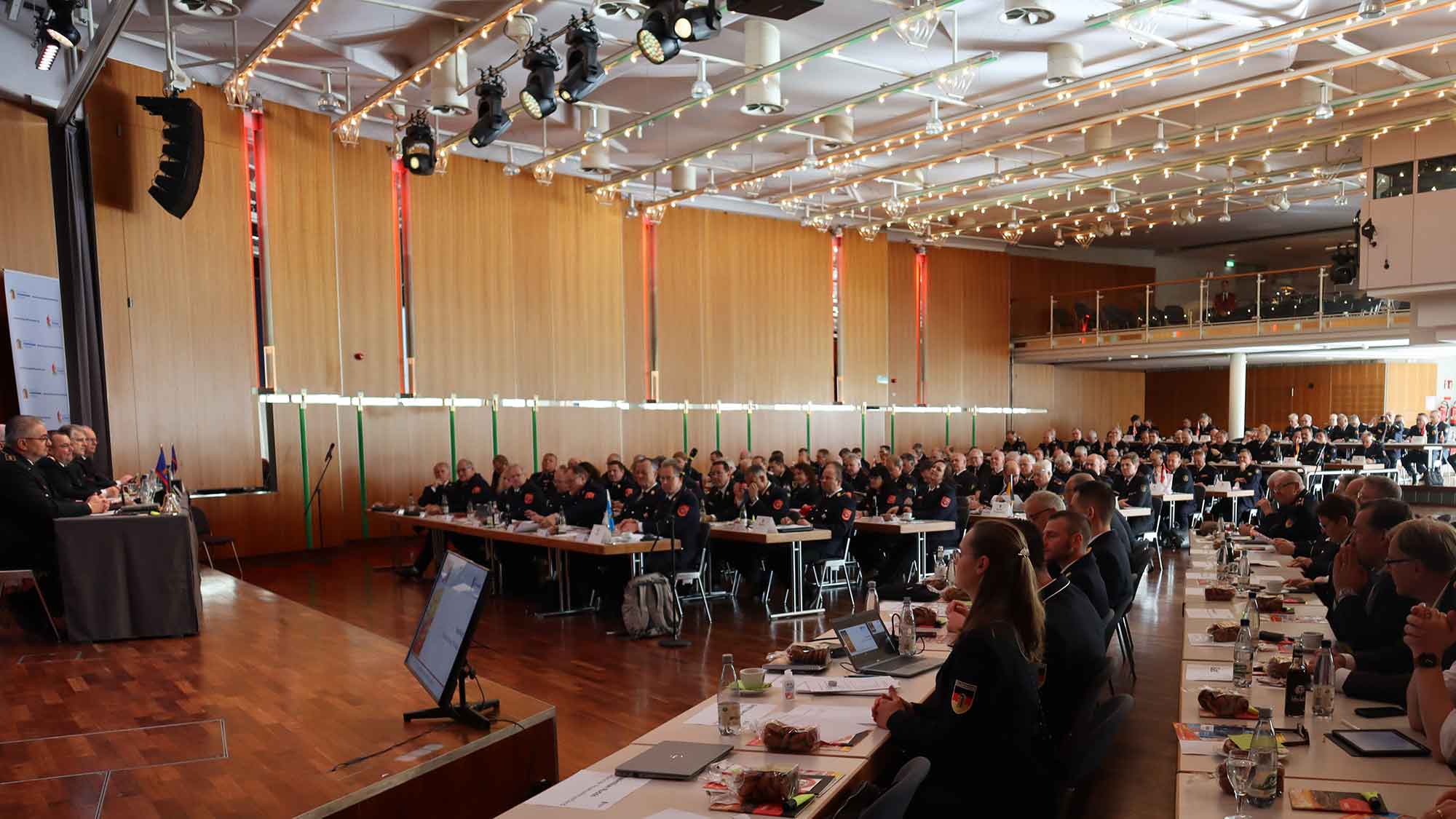 DFV Präsident Karl Heinz Banse: »Kürzungen von Haushaltsmitteln sind Schlag ins Gesicht der Feuerwehren!« DFV Präsident Karl Heinz Banse: »Kürzungen von Haushaltsmitteln sind Schlag ins Gesicht der Feuerwehren!«
