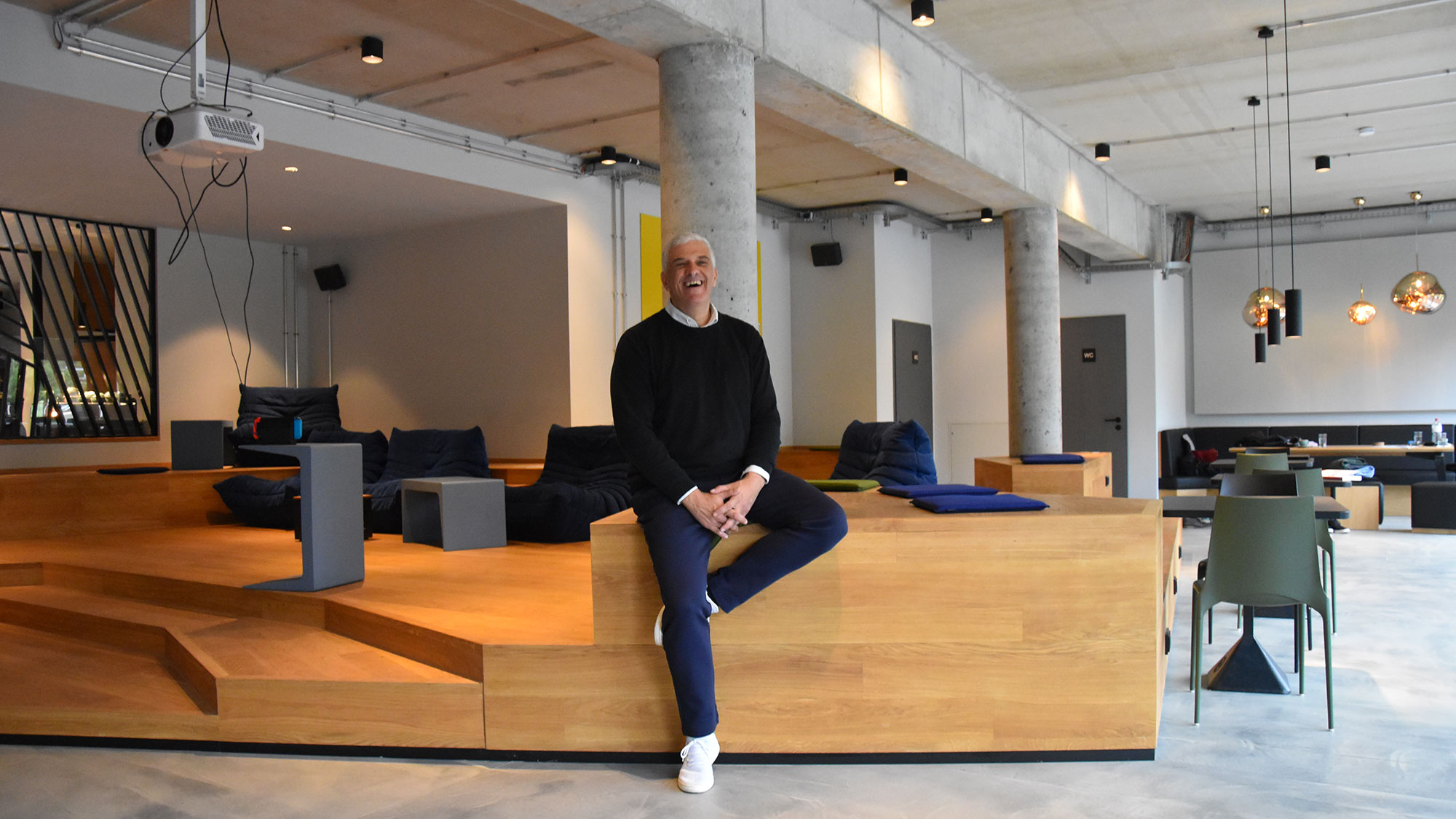 Neuer Lifestyle zum Anziehen: Eine Jogger Hose steht für den neuen Hybrid Lifestyle – und das junge Berliner Start up »Papas Shorts« macht ihn salonfähig Neuer Lifestyle zum Anziehen: Eine Jogger Hose steht für den neuen Hybrid Lifestyle – und das junge Berliner Start up »Papas Shorts« macht ihn salonfähig