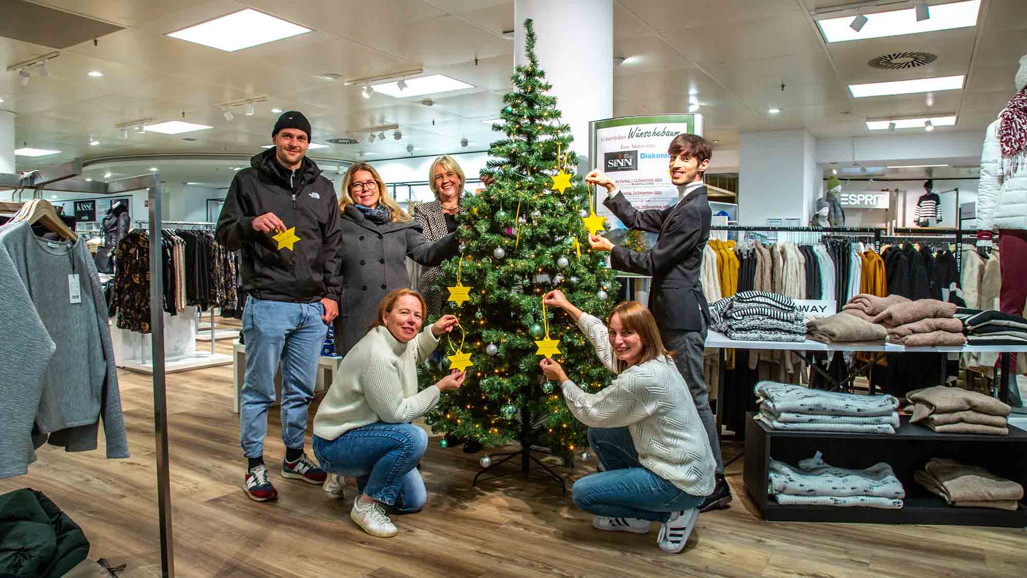 Diakonie Gütersloh: Wünsche Sterne, Kindern Weihnachtsträume erfüllen im ehemaligen Karstadt Kaufhaus Diakonie Gütersloh: Wünsche Sterne, Kindern Weihnachtsträume erfüllen im ehemaligen Karstadt Kaufhaus