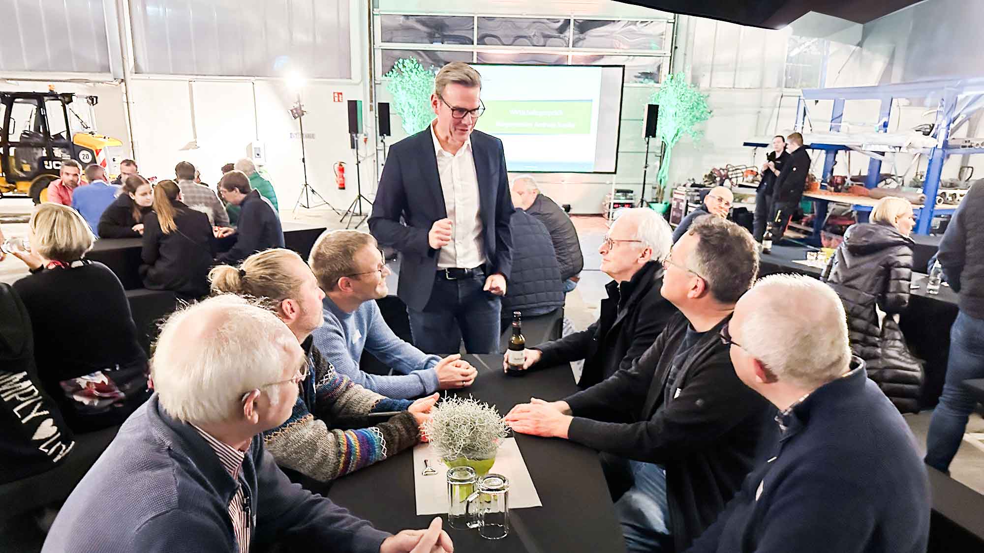 Rietberg: Heimische Wirtschaft trifft Stadtverwaltung, lockerer Austausch auf Einladung des Bürgermeisters Rietberg: Heimische Wirtschaft trifft Stadtverwaltung, lockerer Austausch auf Einladung des Bürgermeisters