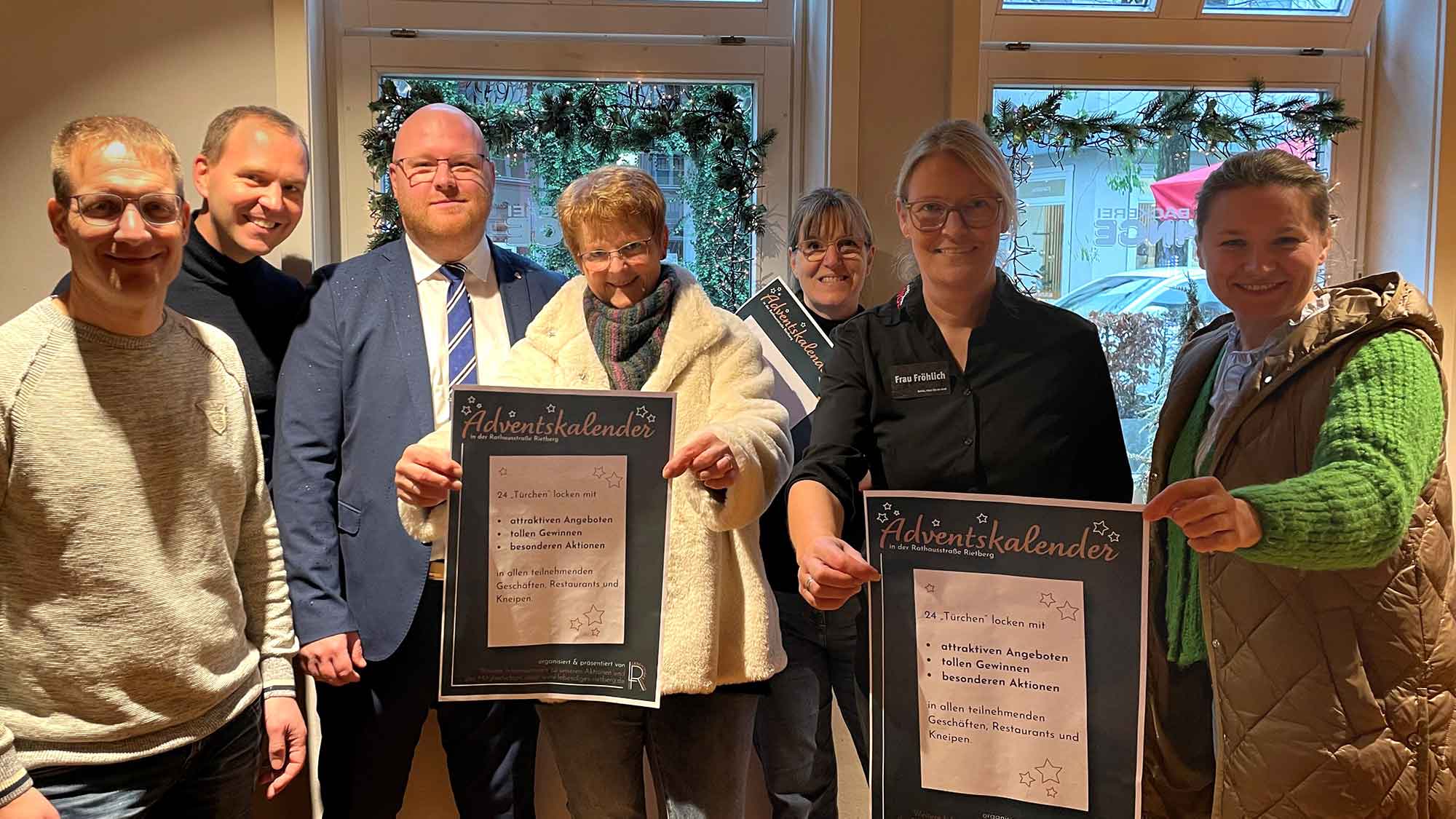 Adventskalender des Vereins »Lebendiges Rietberg« entlang der Rathausstraße lockt mit attraktiven Angeboten in die Rietberger Innenstadt Adventskalender des Vereins »Lebendiges Rietberg« entlang der Rathausstraße lockt mit attraktiven Angeboten in die Rietberger Innenstadt