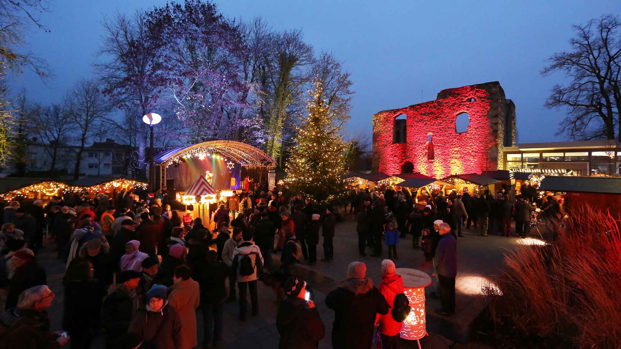 Weihnachtlicher Zauber an der Burg in Bad Lippspringe, familienfreundlicher Weihnachtsmarkt am 2. und 3. Dezember 2023