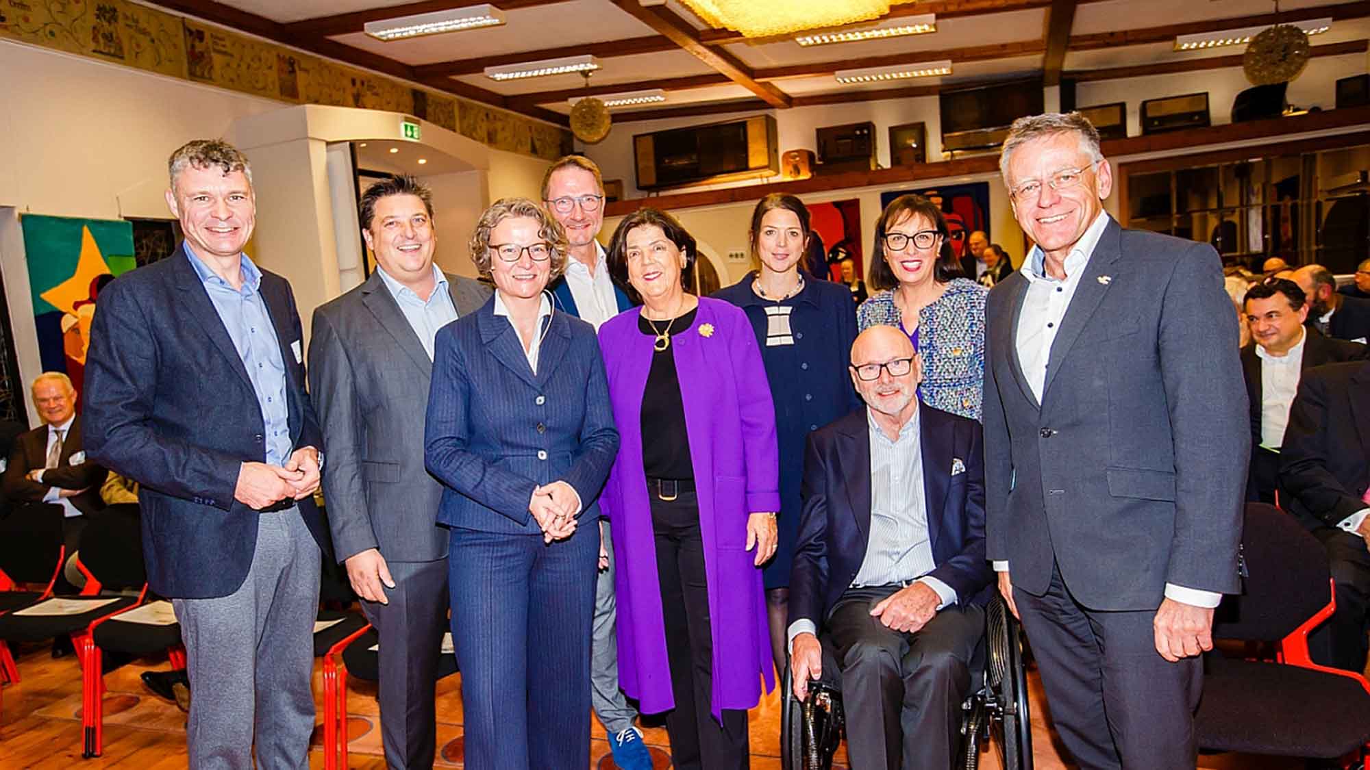 Ministerin Ina Scharrenbach zu Gast auf Gut Gnadental: »Ich vertraue den Menschen. Das ist mein Ansatz« Ministerin Ina Scharrenbach zu Gast auf Gut Gnadental: »Ich vertraue den Menschen. Das ist mein Ansatz«