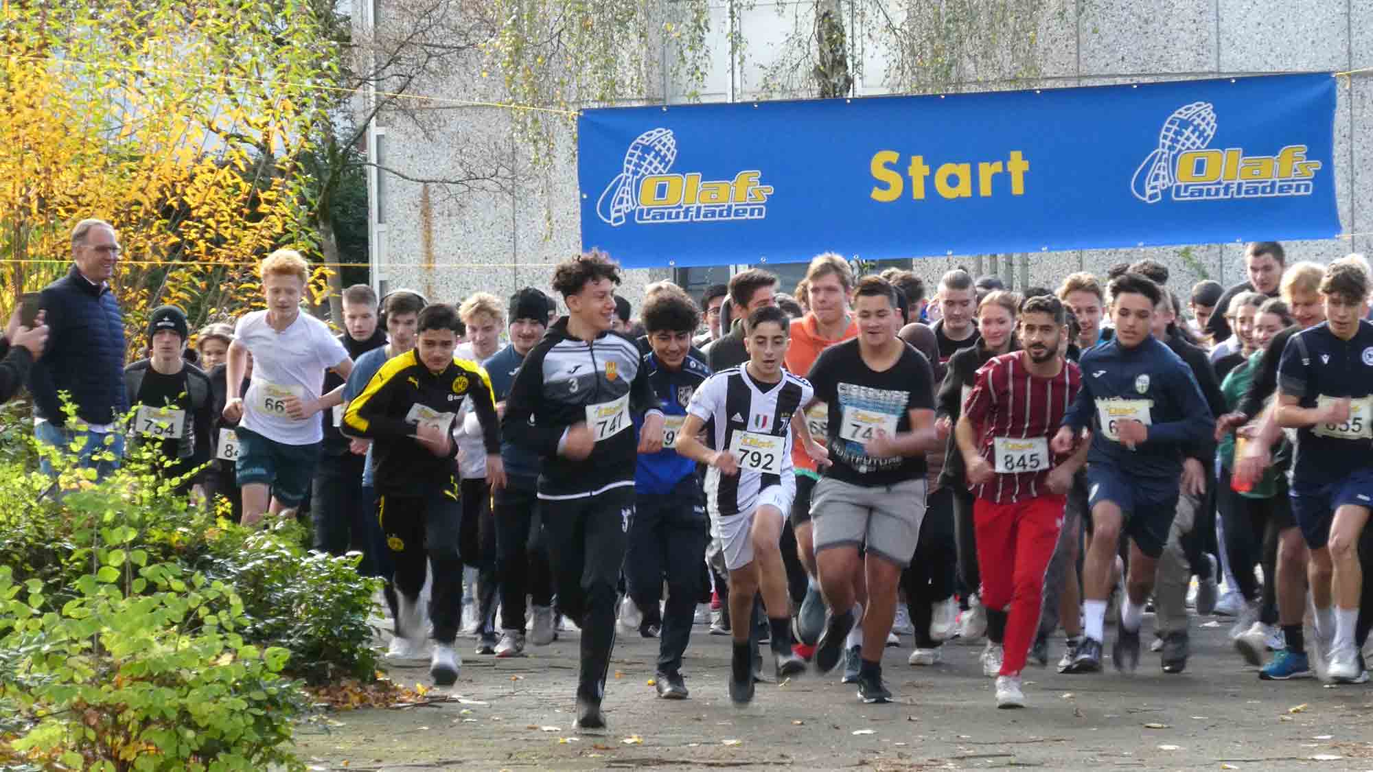 Gemeinsam sportlich aktiv, weiterführende Schulen und Reinhard Mohn Berufskolleg Gütersloh starten zum 3 Kilometer Lauf Gemeinsam sportlich aktiv, weiterführende Schulen und Reinhard Mohn Berufskolleg Gütersloh starten zum 3 Kilometer Lauf
