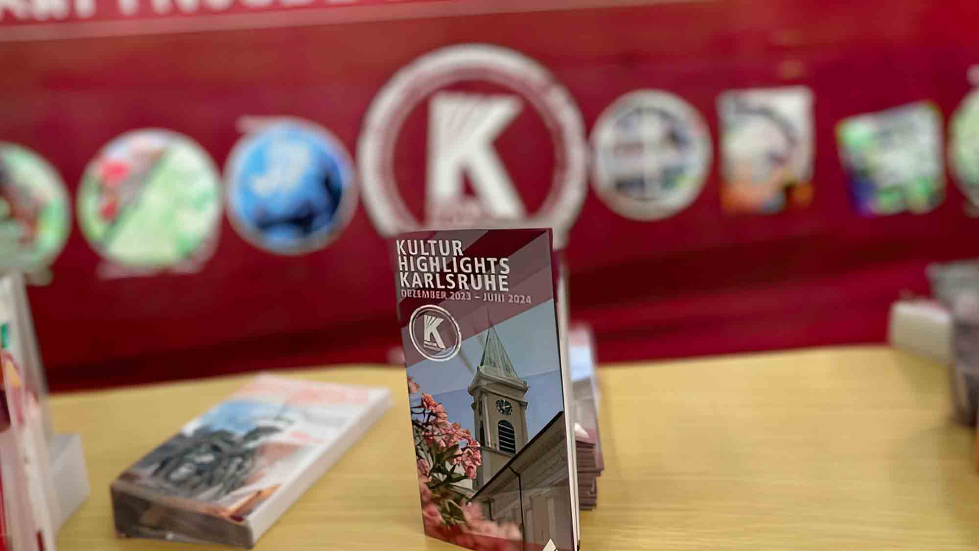 Neue Highlightbroschüre der Kultur in Karlsruhe präsentiert vielfältige Höhepunkte für die kommenden Monate Neue Highlightbroschüre der Kultur in Karlsruhe präsentiert vielfältige Höhepunkte für die kommenden Monate