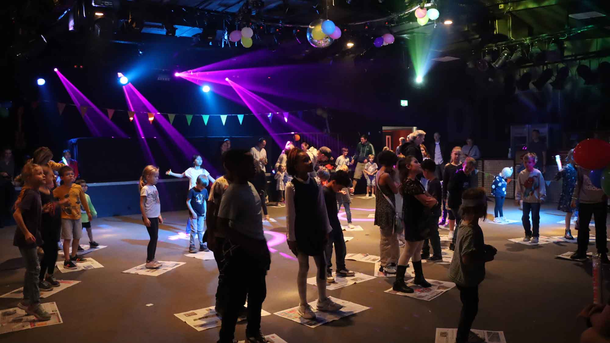 Weberei Gütersloh: Die Kleinen dürfen die Großen sein, Kinderdisco – 9 jähriger DJ Phil legt für Kids auf, 17. Dezember 2023 Weberei Gütersloh: Die Kleinen dürfen die Großen sein, Kinderdisco – 9 jähriger DJ Phil legt für Kids auf, 17. Dezember 2023