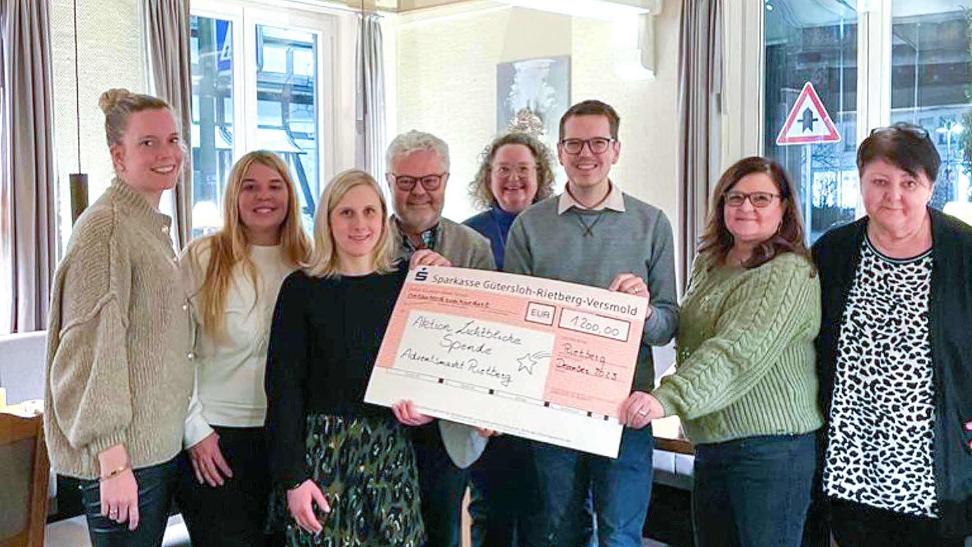 Rietberger Adventsmarkt hilft der Aktion Lichtblicke: Stadtmarketing kann 1.200 Euro Spende überweisen Rietberger Adventsmarkt hilft der Aktion Lichtblicke: Stadtmarketing kann 1.200 Euro Spende überweisen