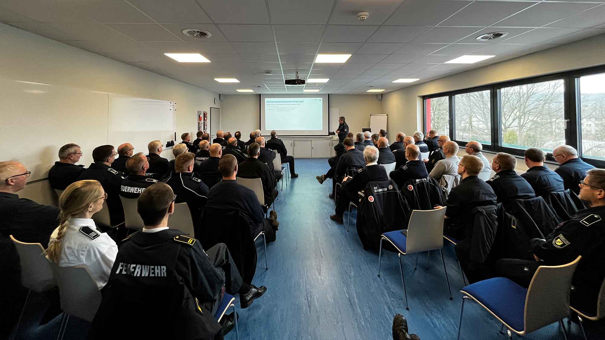 Bezirksregierung Detmold organisiert Weiterbildung für ehrenamtliche Führungskräfte im Katastrophenschutz Bezirksregierung Detmold organisiert Weiterbildung für ehrenamtliche Führungskräfte im Katastrophenschutz