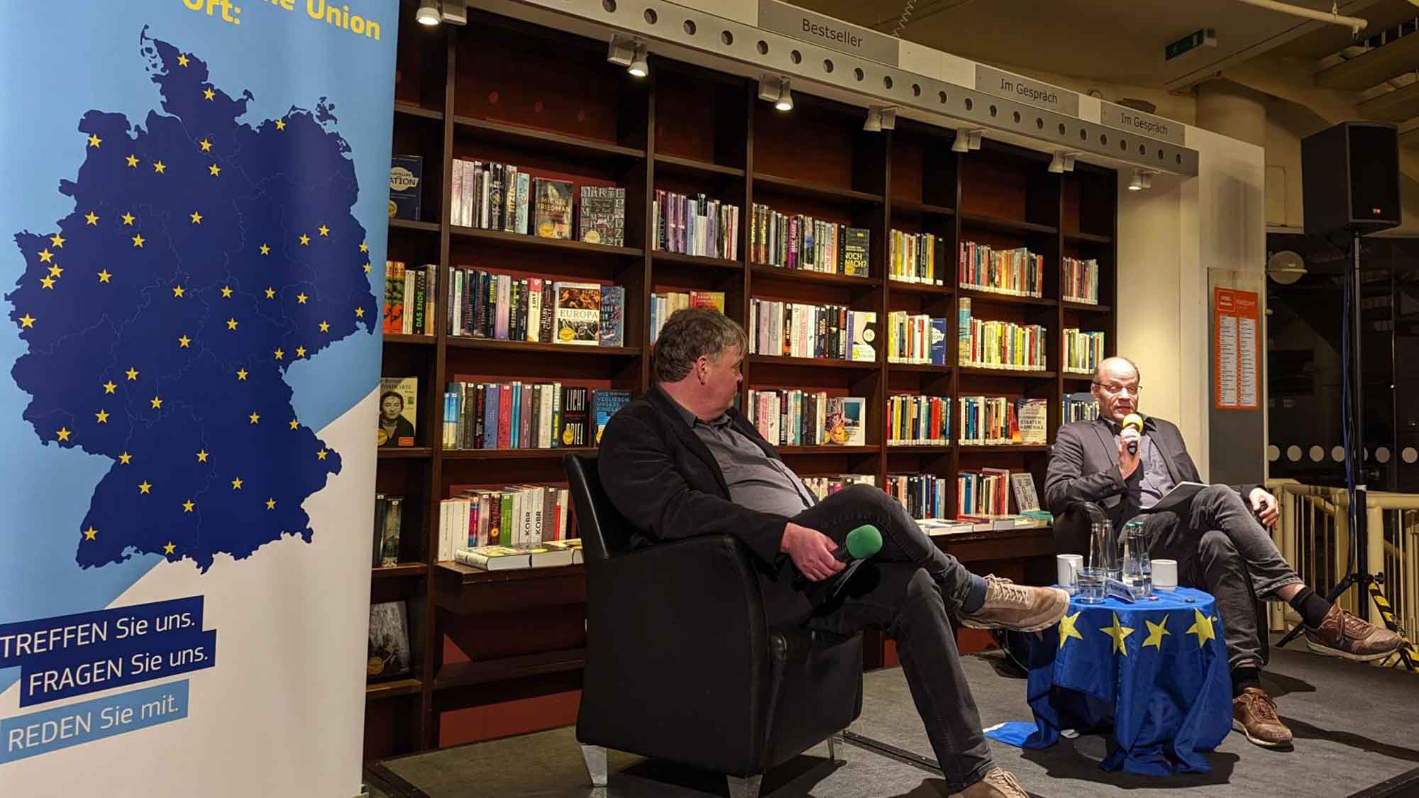 Mutige Thesen zu Europapolitik und Weltpolitik: 25 Teilnehmer beim EU Jahresrückblick in der Stadtbibliothek Gütersloh Mutige Thesen zu Europapolitik und Weltpolitik: 25 Teilnehmer beim EU Jahresrückblick in der Stadtbibliothek Gütersloh