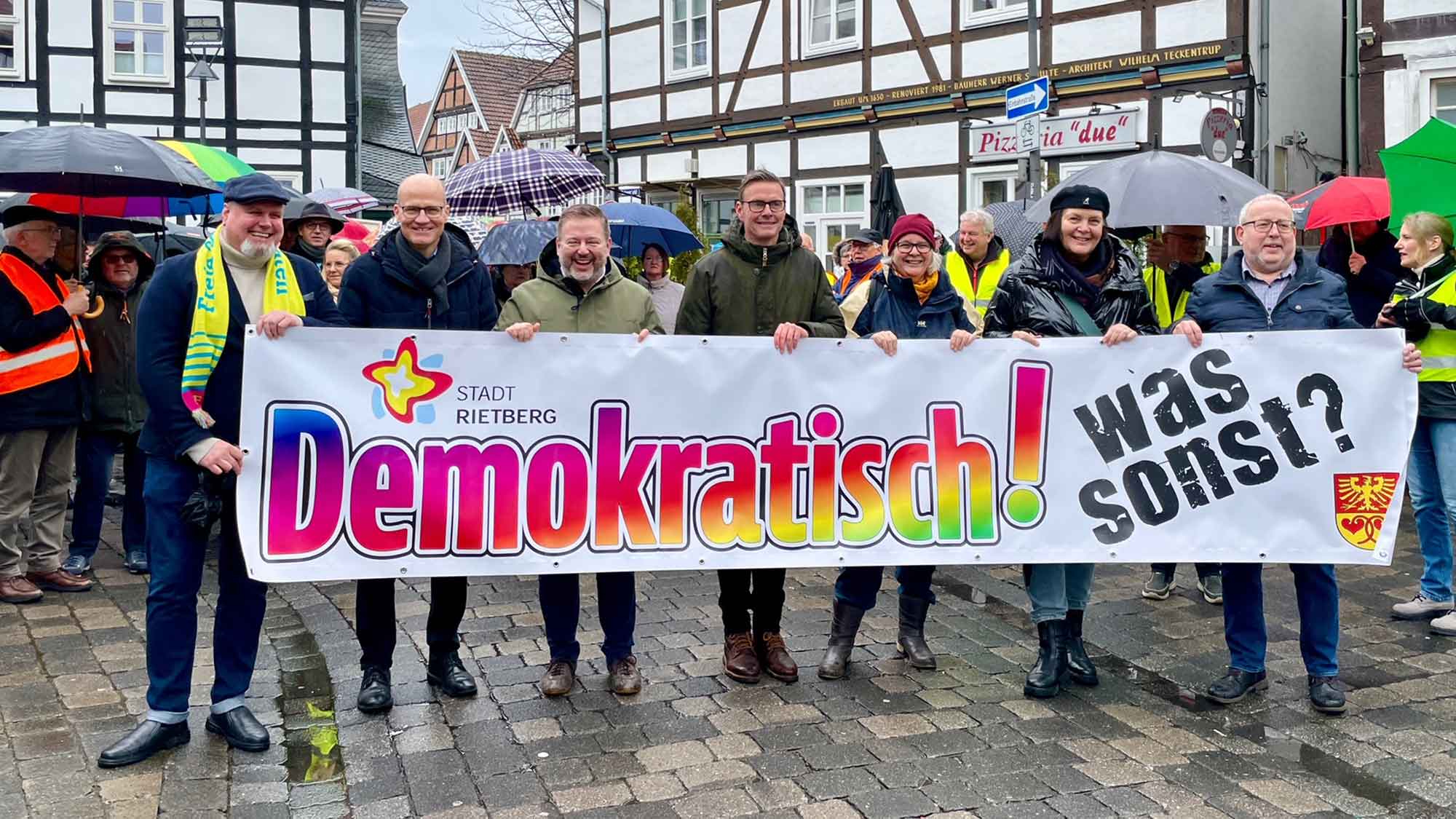Ein Ausrufezeichen für die Demokratie – mehr als 2.000 gehen in Rietberg für Toleranz auf die Straße Ein Ausrufezeichen für die Demokratie – mehr als 2.000 gehen in Rietberg für Toleranz auf die Straße