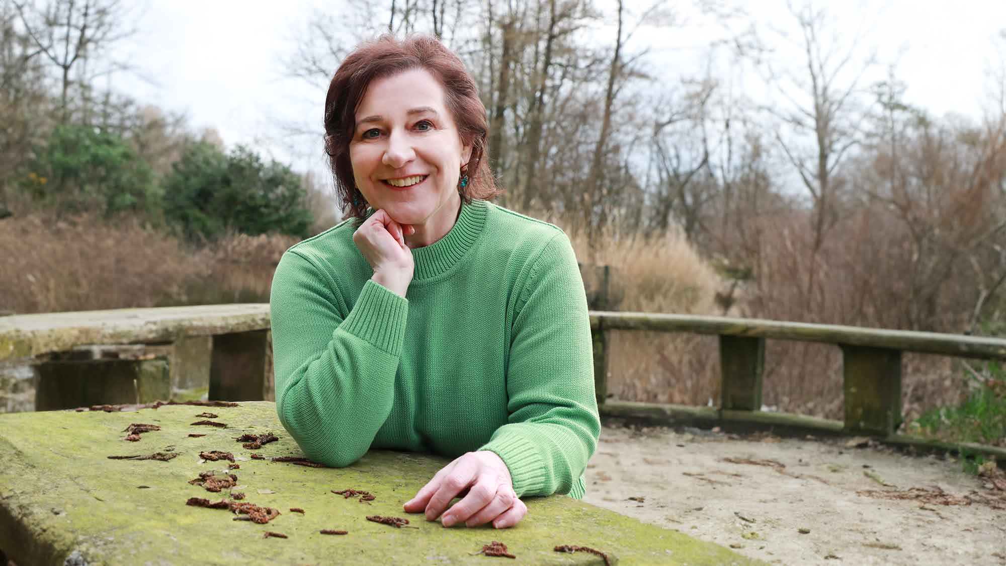 Lesung mit Janne Loy aus dem Münster Roman &raquo;Scherbensommernacht&laquo;, Borghorster Autorin liest am 25. April 2024 in der Stadtbücherei