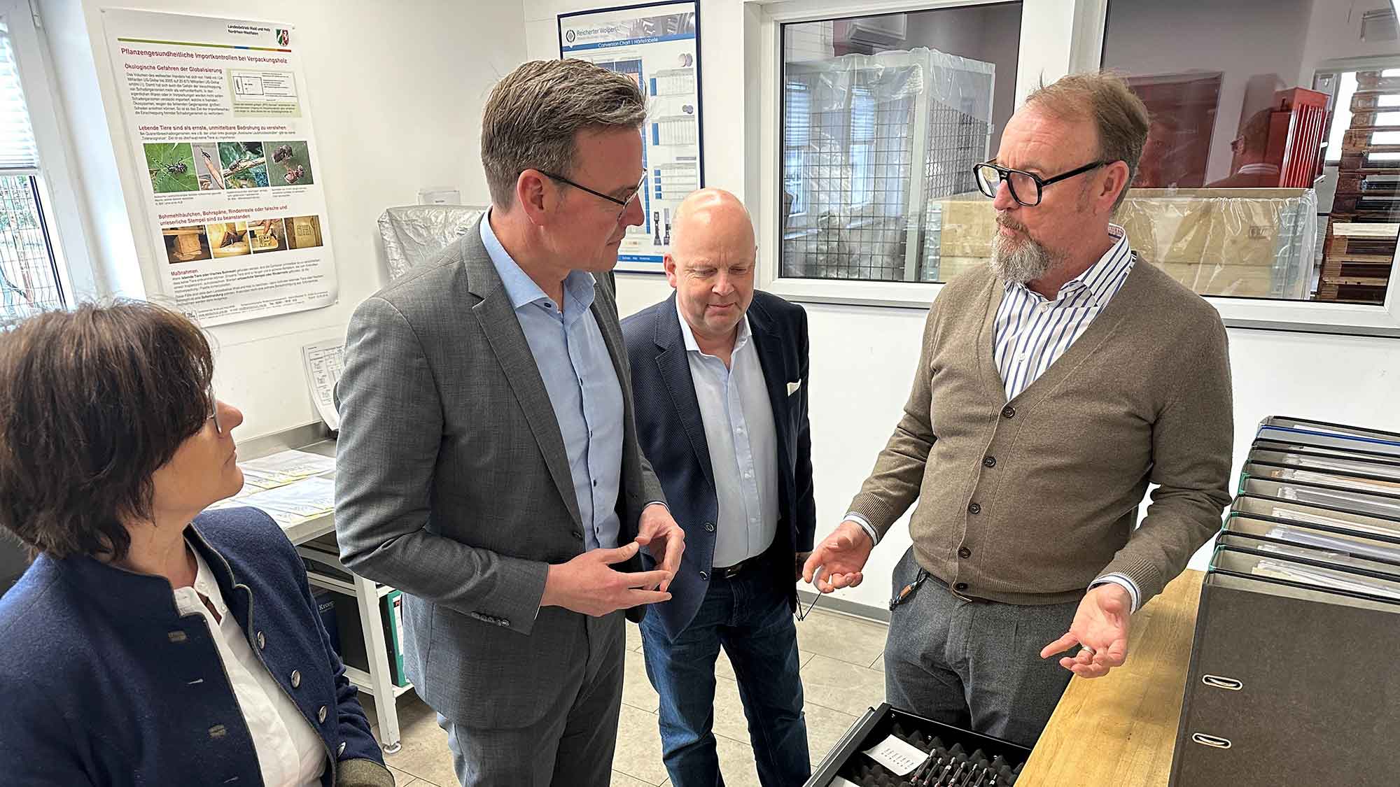 Hier gibt’s die Mutter(n) aller Schrauben: Bürgermeister zu Besuch bei Reker Nuts Handels GmbH in Rietberg Hier gibt’s die Mutter(n) aller Schrauben: Bürgermeister zu Besuch bei Reker Nuts Handels GmbH in Rietberg