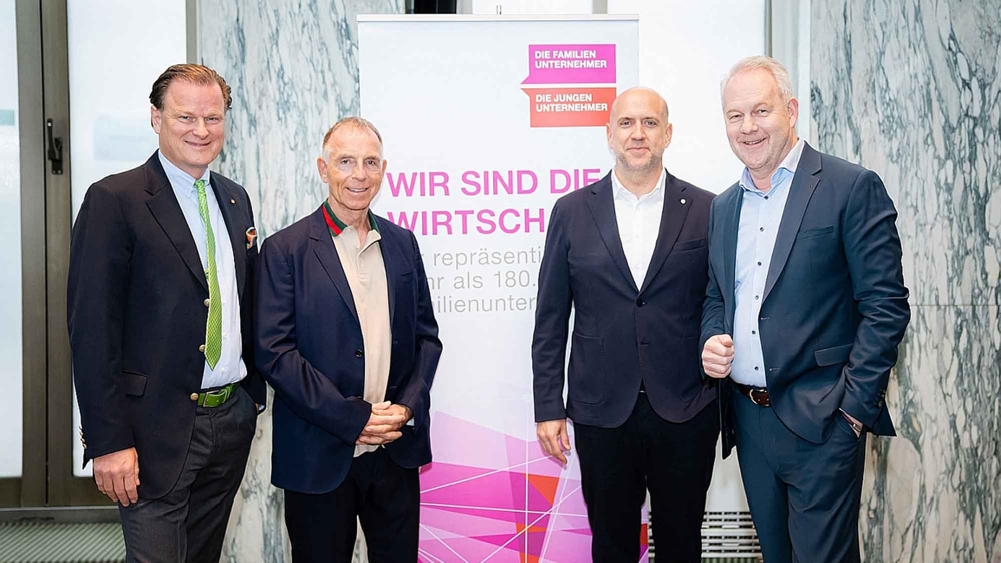 »Die Familienunternehmer«: »Die zehn Irrtümer der Antikapitalisten« – Polit Talk mit Dr. Dr. Rainer Zitelmann »Die Familienunternehmer«: »Die zehn Irrtümer der Antikapitalisten« – Polit Talk mit Dr. Dr. Rainer Zitelmann