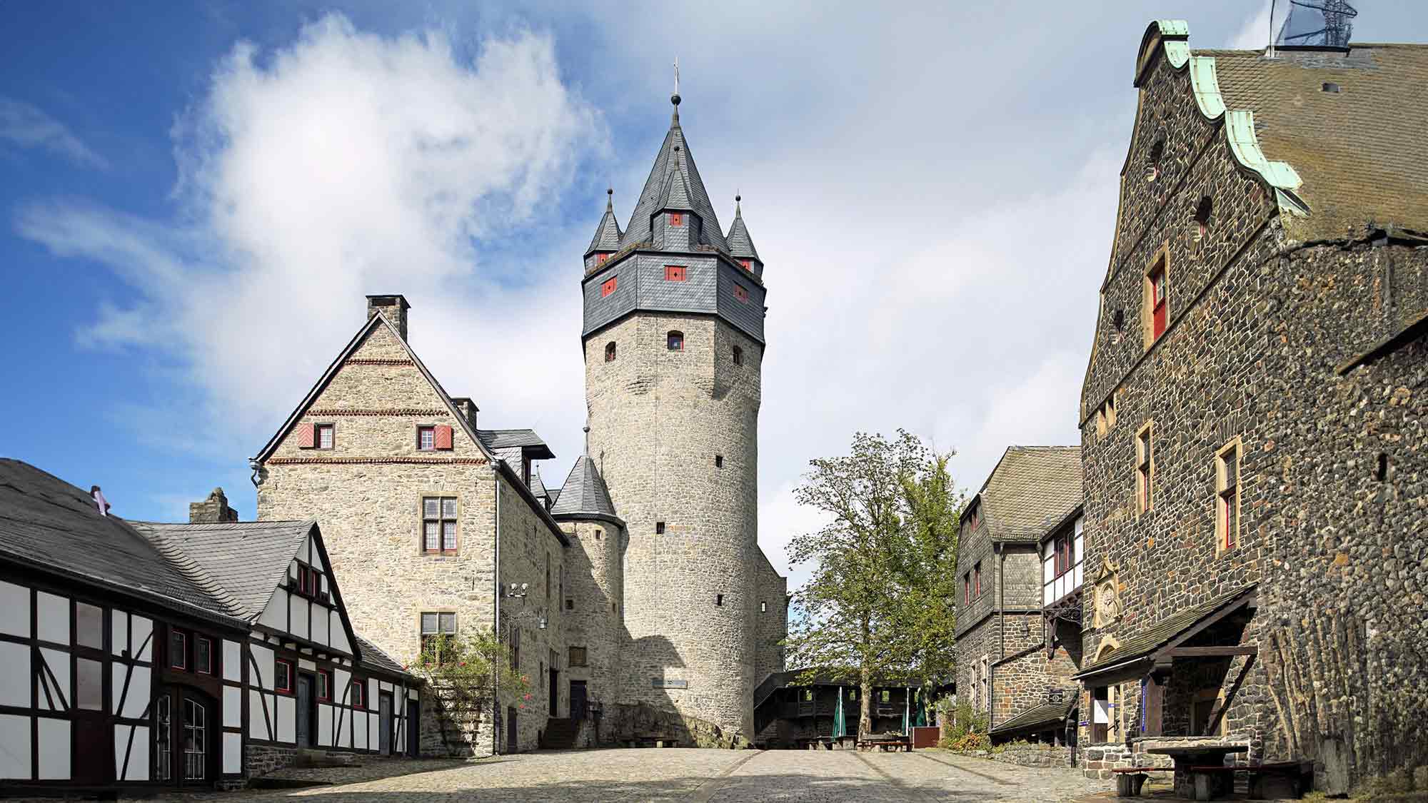 Kulturnews Gütersloh: Kostenlos ins Museum, Burg Altena, Deutsches Drahtmuseum, Luisenhütte, 25. April 2024